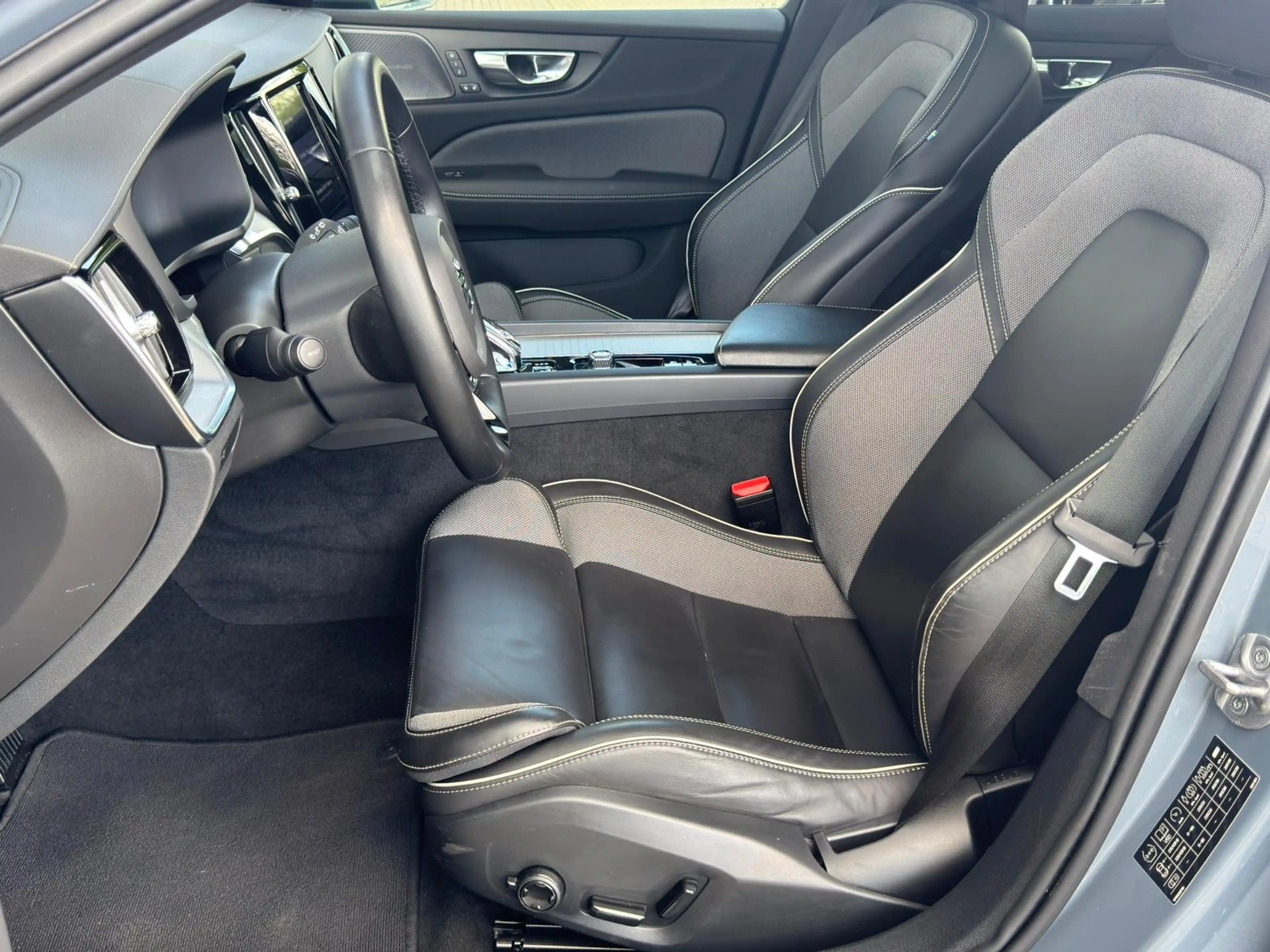 Volvo V60 Cross Country Cross Country B4 AWD Geartronic Ultimate — photo 7