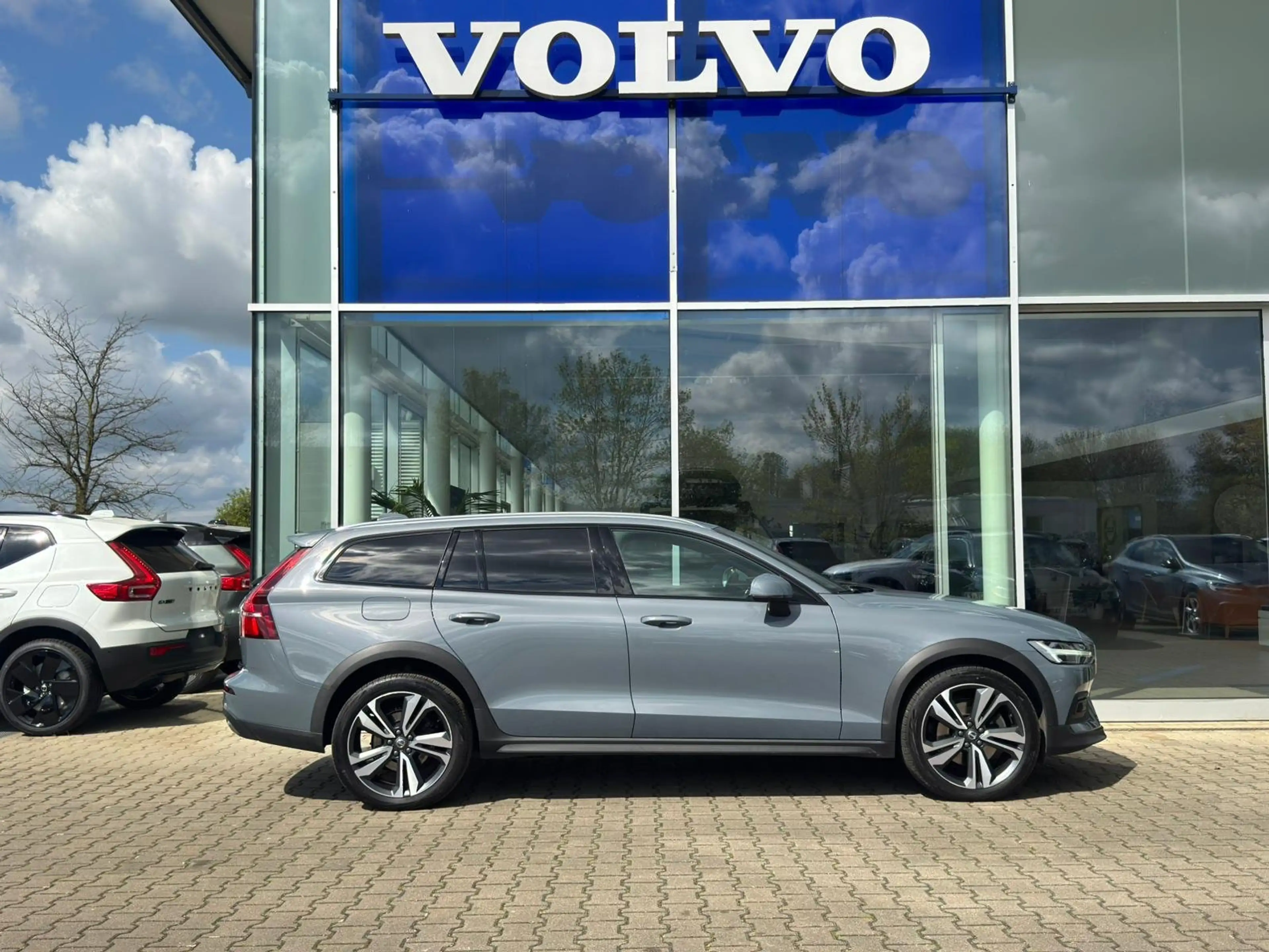 Volvo V60 Cross Country Cross Country B4 AWD Geartronic Ultimate — photo 3