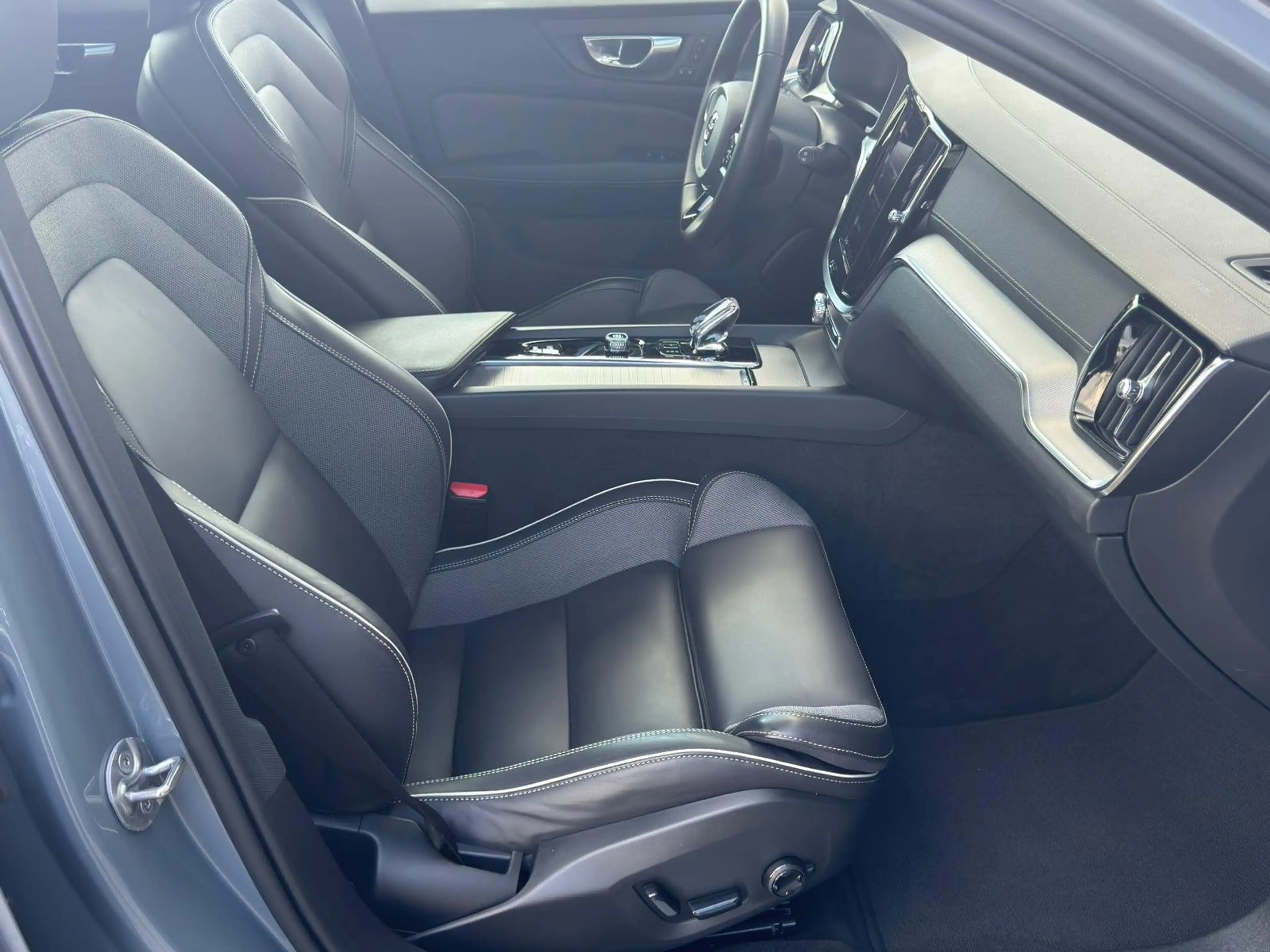 Volvo V60 Cross Country Cross Country B4 AWD Geartronic Ultimate — photo 10