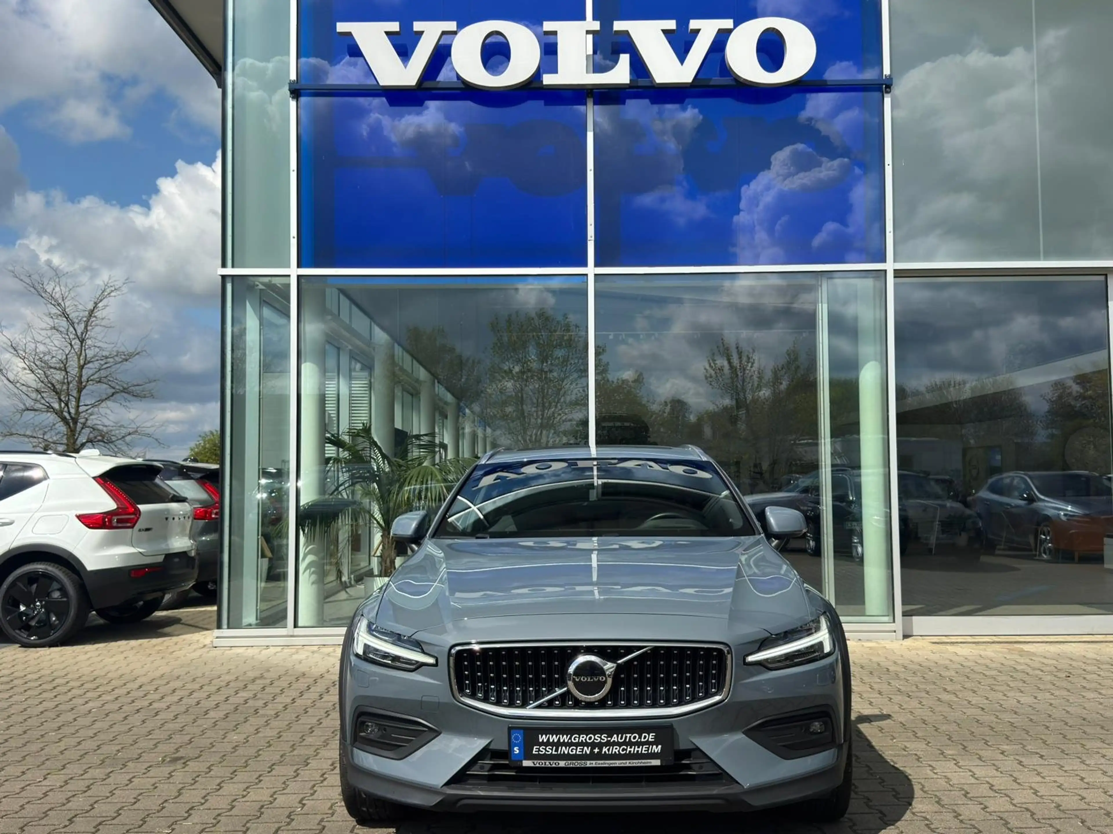 Volvo V60 Cross Country Cross Country B4 AWD Geartronic Ultimate — photo 2