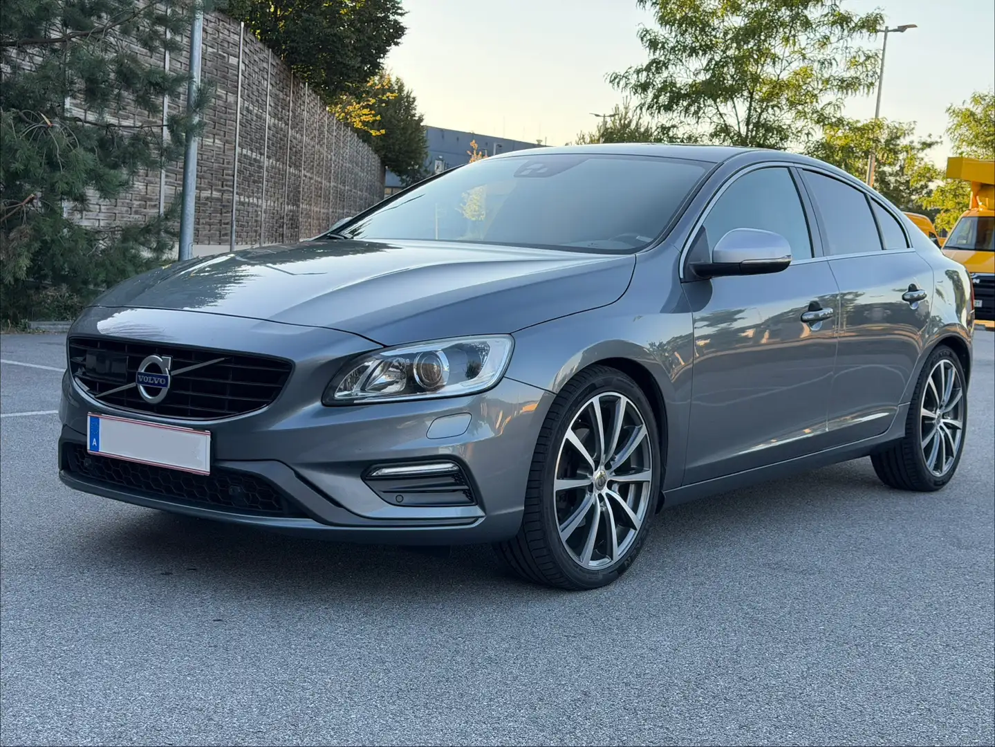 Volvo S60 Volvo S60 Volvo S60 D4 R-Design | 190 PS | Geartronic | ACC | AHK | Pano | SHZ | Standhzg. | App Grau - 2