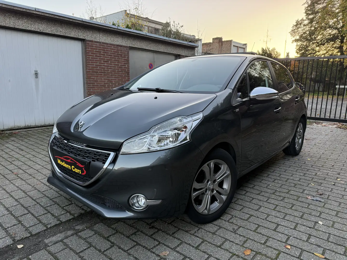 Peugeot 208 208 PureTech 82pk inclusief set Winter velgen. Grijs - 1