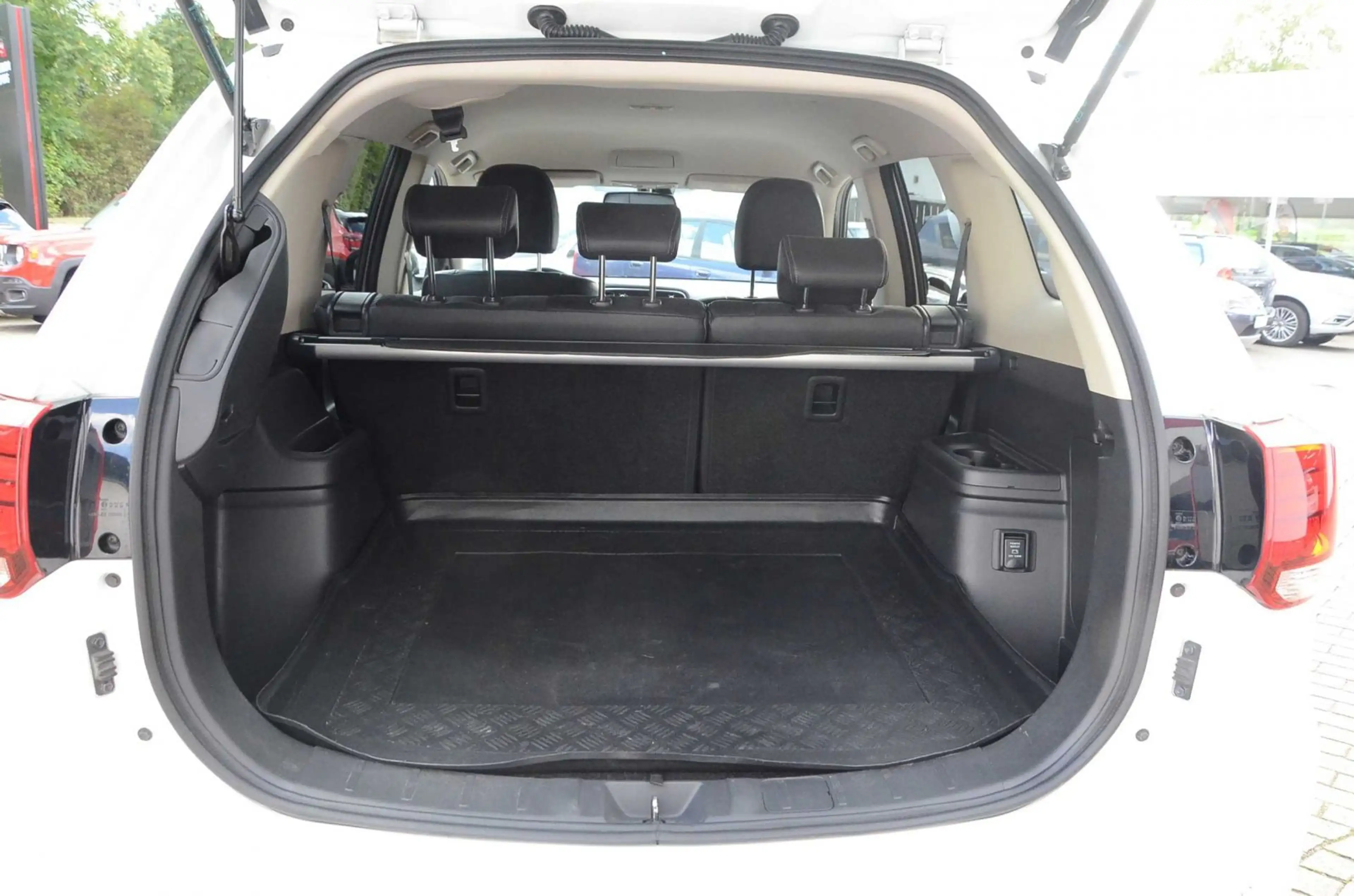 Mitsubishi Outlander Diamant Edition+ 2.0 2WD CVT — photo 6
