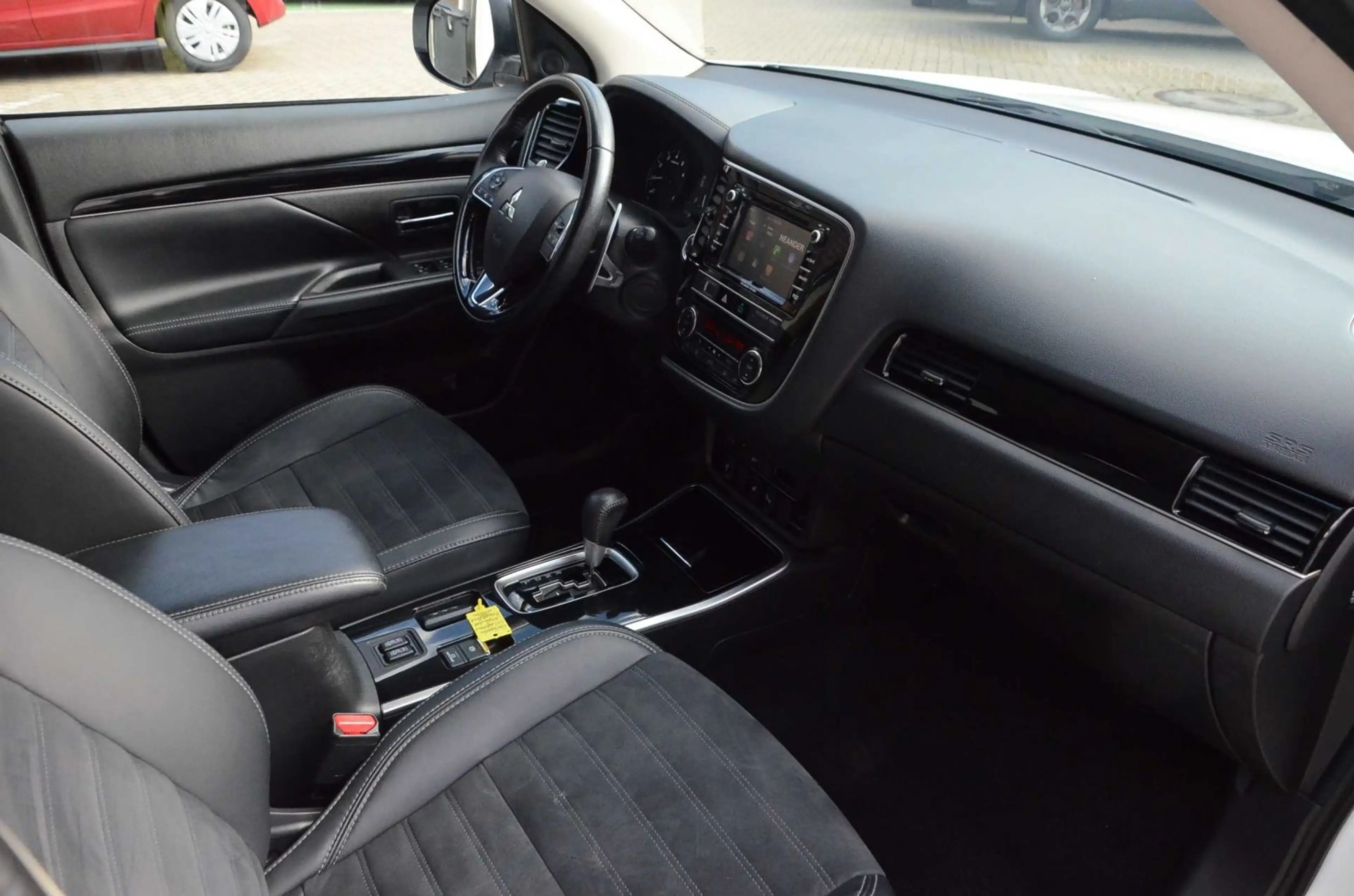 Mitsubishi Outlander Diamant Edition+ 2.0 2WD CVT — photo 14