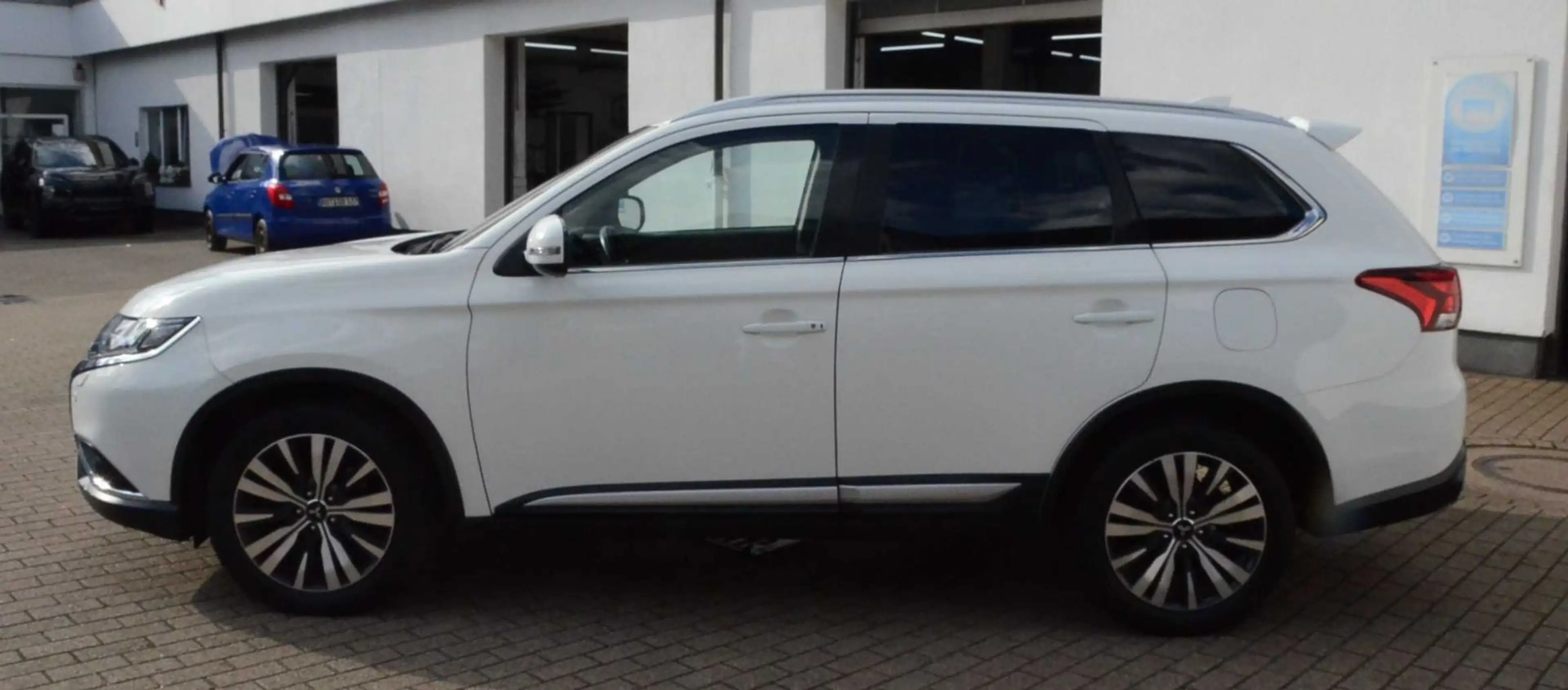 Mitsubishi Outlander Diamant Edition+ 2.0 2WD CVT — photo 3