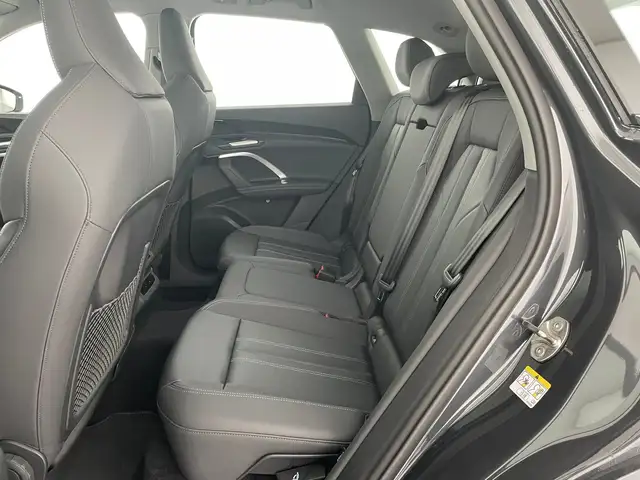 Audi Q5 view 11