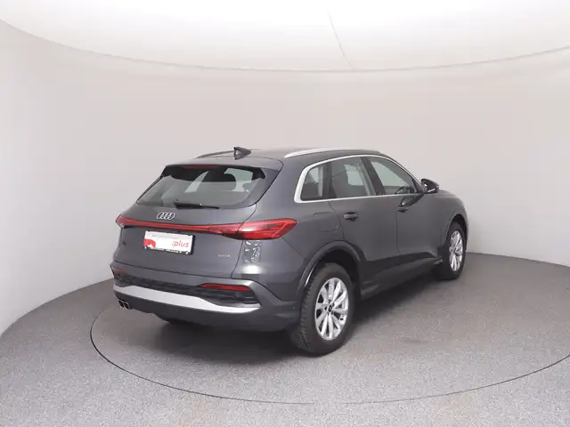 Audi Q5 view 4