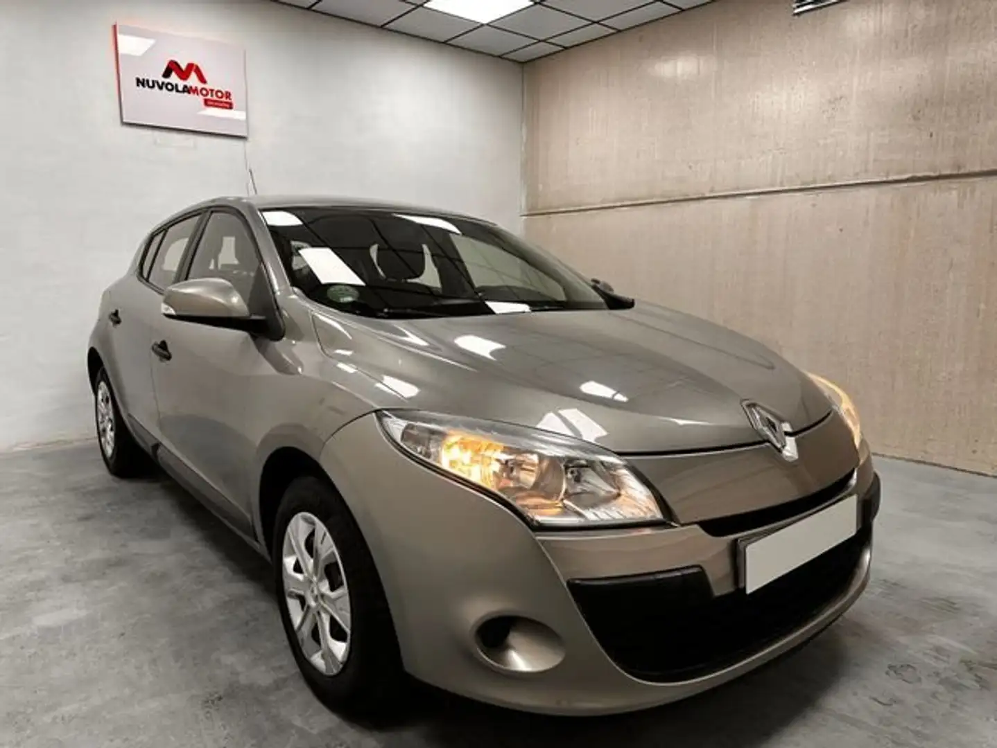 Renault Megane Berlina Authentique 1.6 16v 100 Marrón - 2