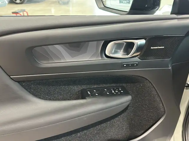 Volvo XC40 view 9