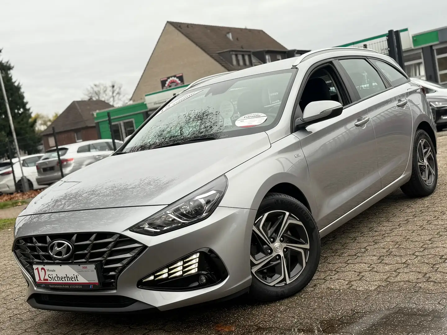 Hyundai i30 Select Mild-Hybrid Klima SHZ Tempomat Alu 1 Hand Grijs - 1