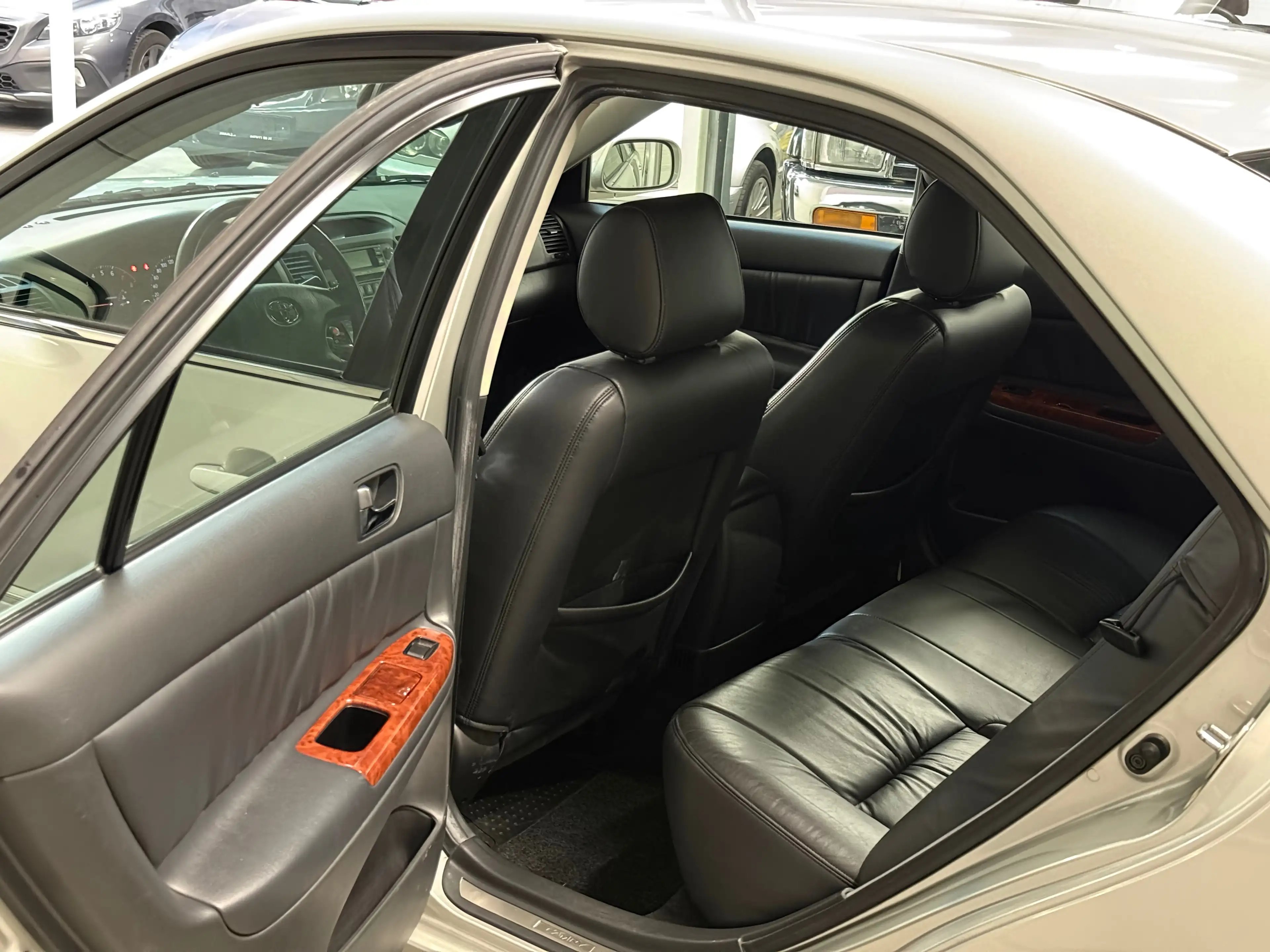 Toyota Camry 2.4i VVT-i 16v // 1er Pro // État Neuf — photo 10