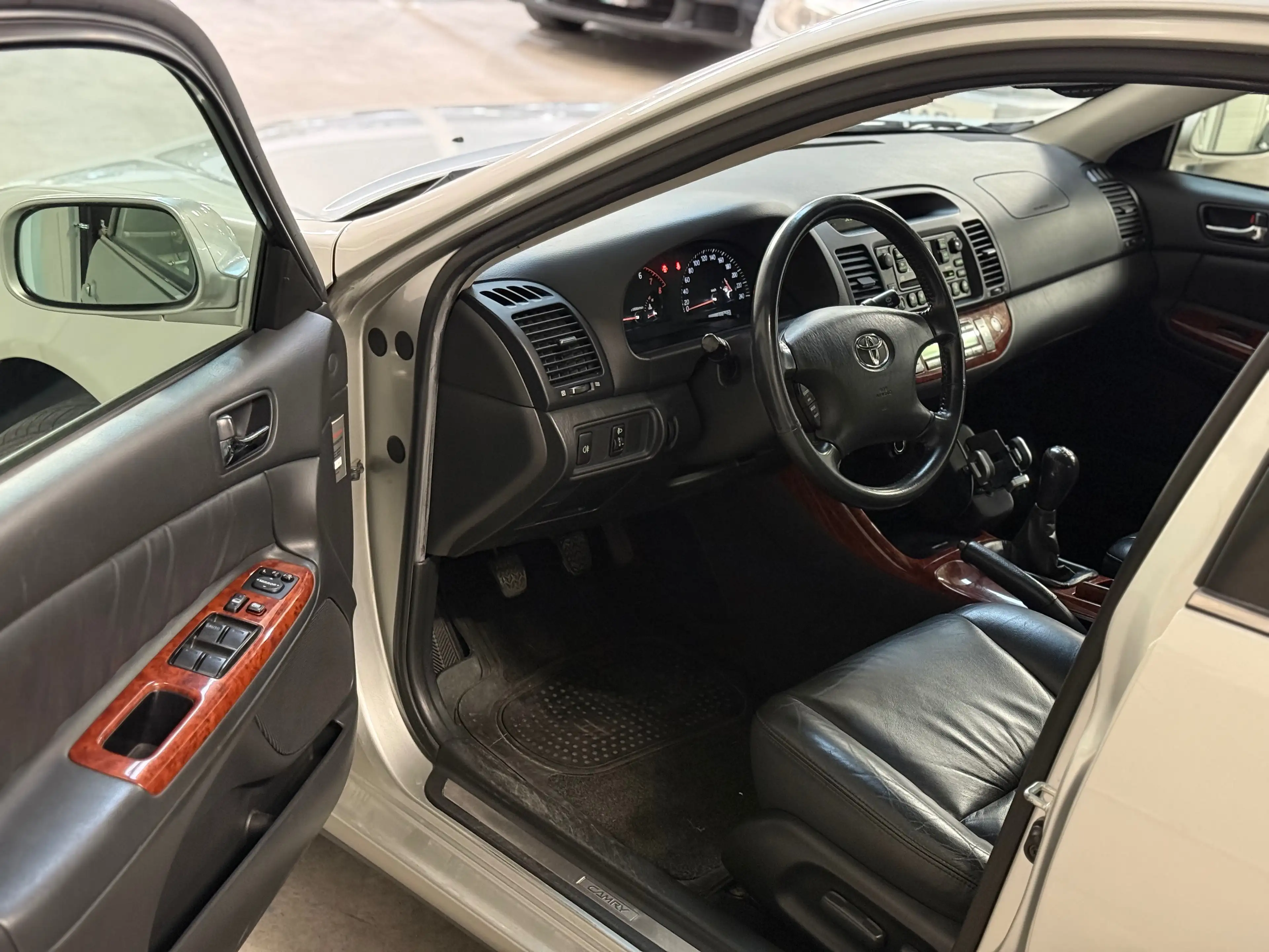 Toyota Camry 2.4i VVT-i 16v // 1er Pro // État Neuf — photo 5