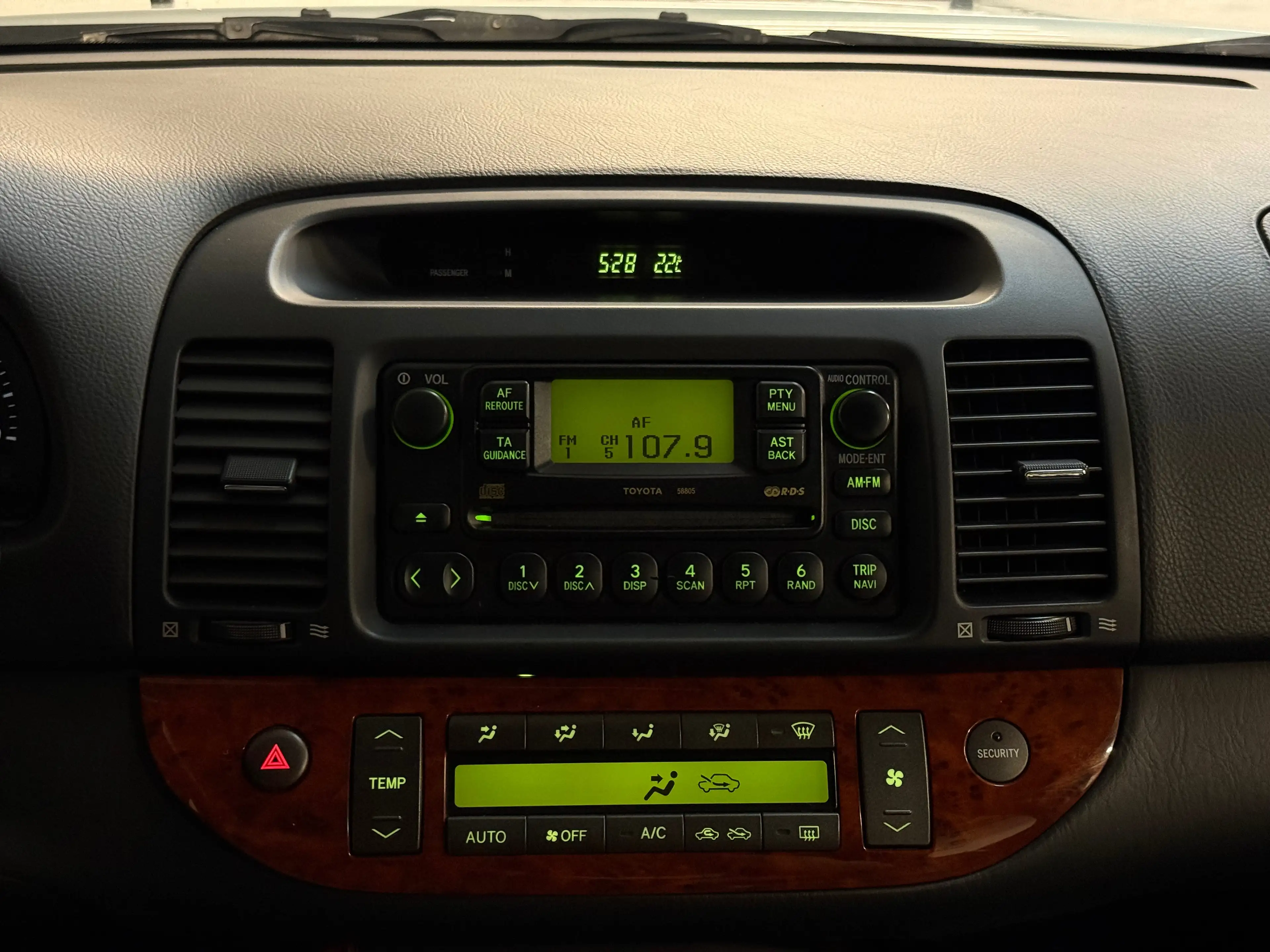 Toyota Camry 2.4i VVT-i 16v // 1er Pro // État Neuf — photo 13