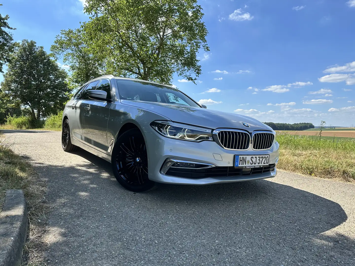 BMW 520 520d xDrive Touring Aut. Luxury Line - Neuer Motor Silber - 1