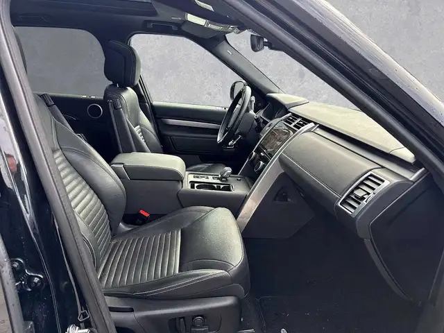 Land Rover Discovery view 3