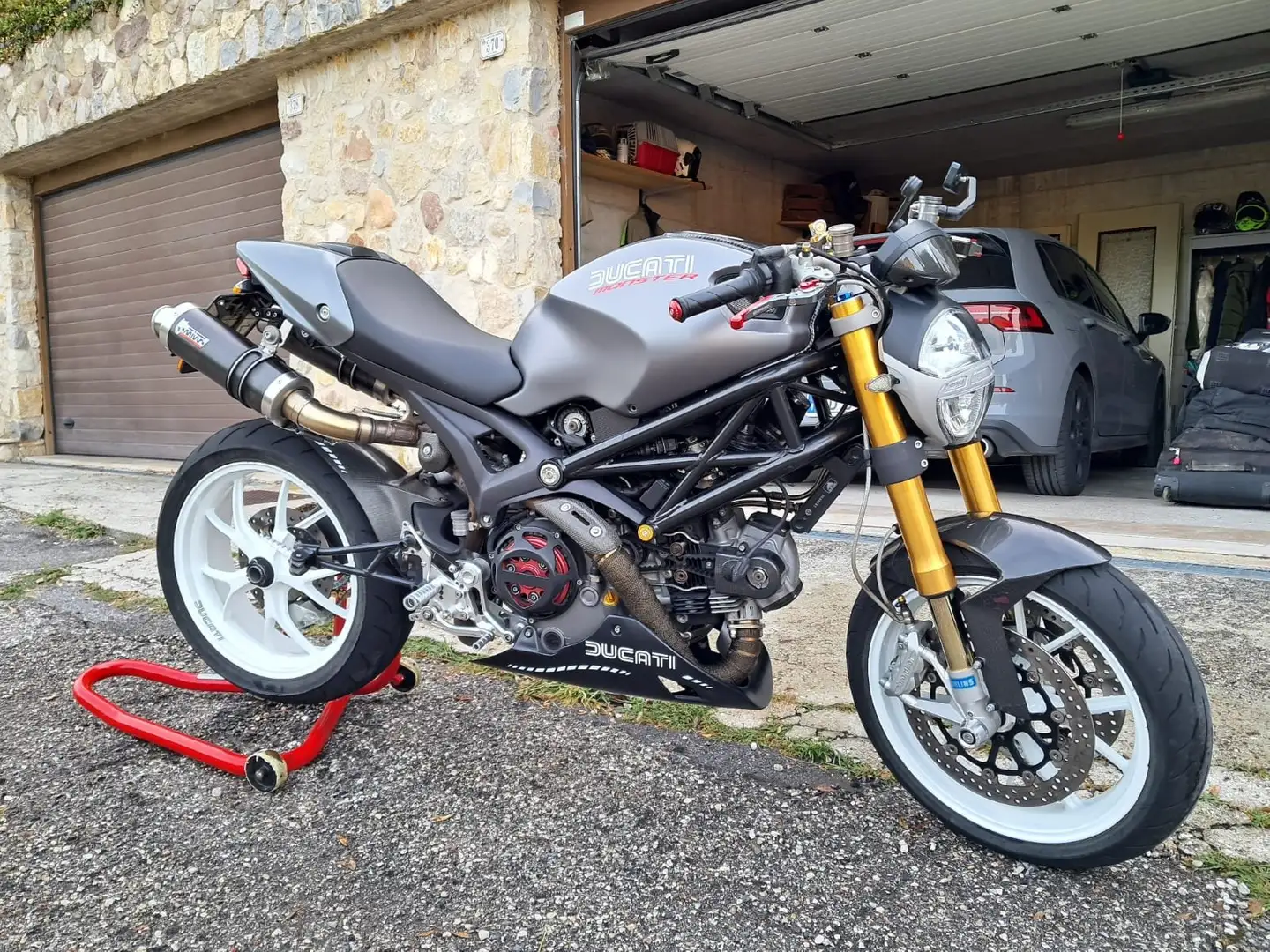 Ducati Monster 1100 S siva - 1