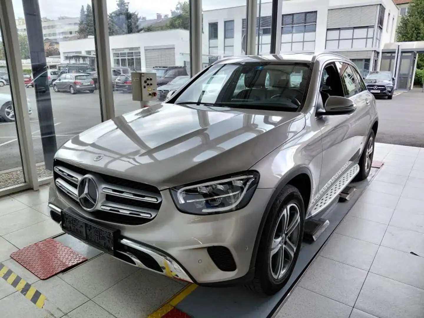 Mercedes-Benz GLC 300 300 e PHEV 4Matic Silber - 1