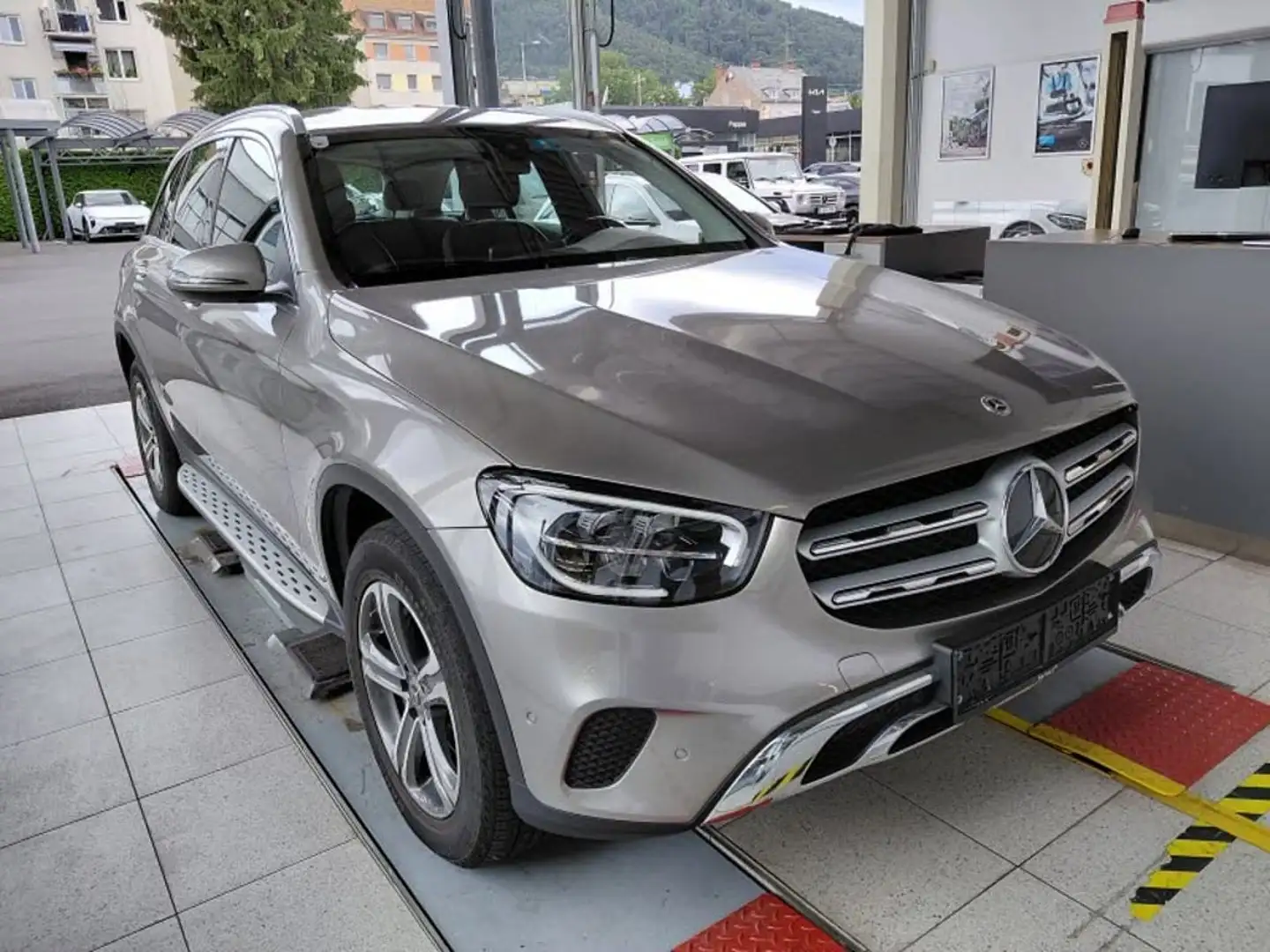 Mercedes-Benz GLC 300 300 e PHEV 4Matic Silber - 2