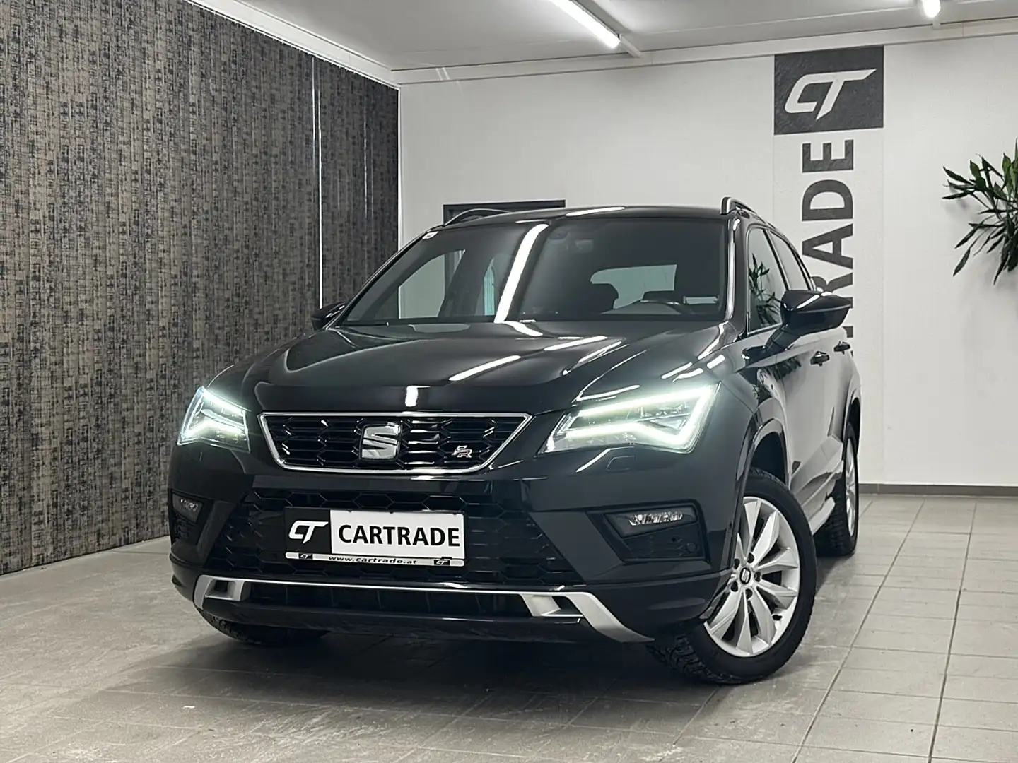 SEAT Ateca 2,0 FR 4WD TSI DSG / LED/ ACC/ NAVI/ ANHV./ Schwarz - 1