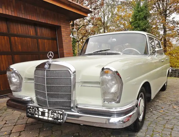 Mercedes-Benz 220 220 SEB Limousine W111 Sechszylinder 120 PS
