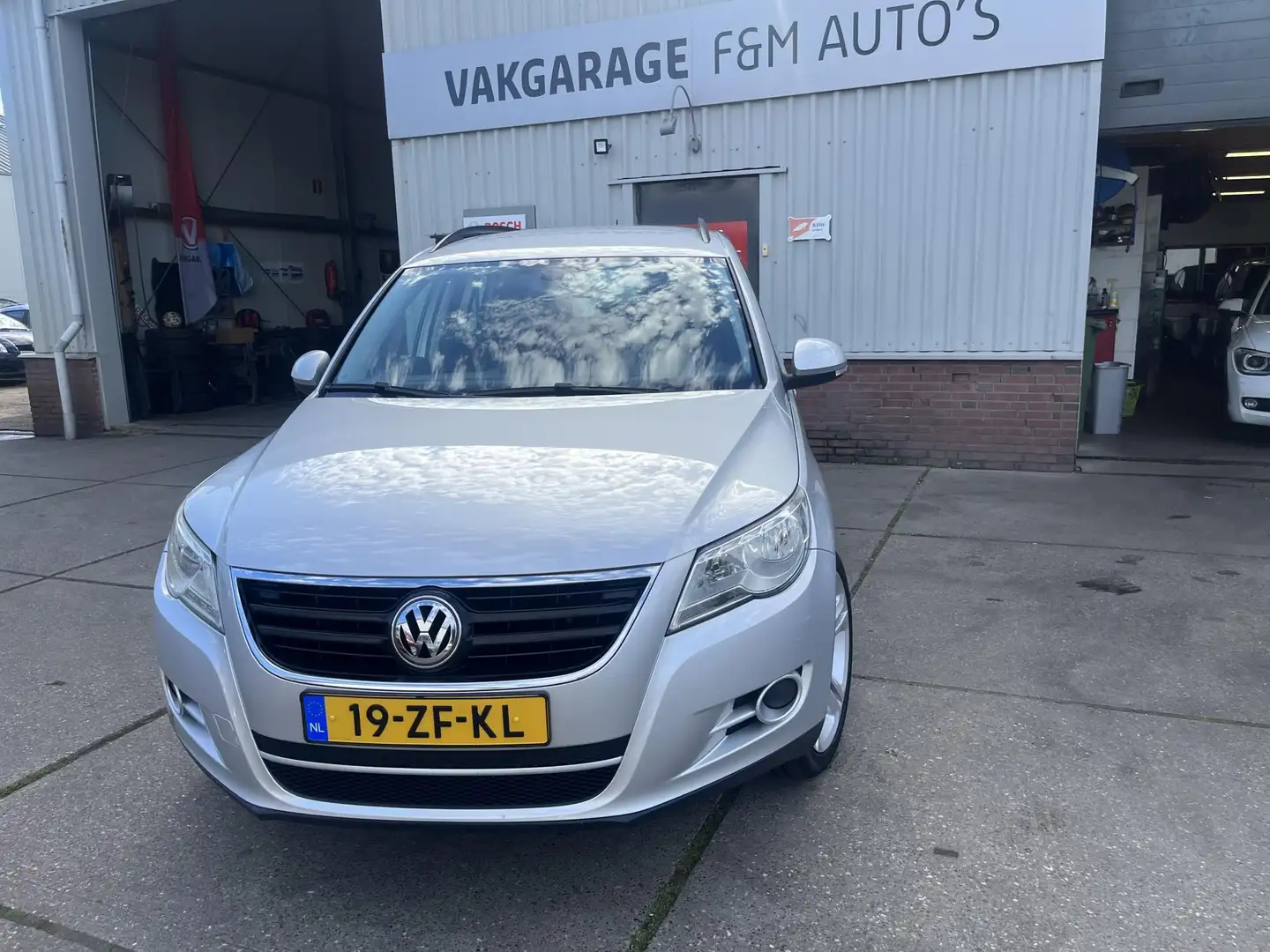 Volkswagen Tiguan 1.4 TSI Comfort&Design 4Motion Grey - 2