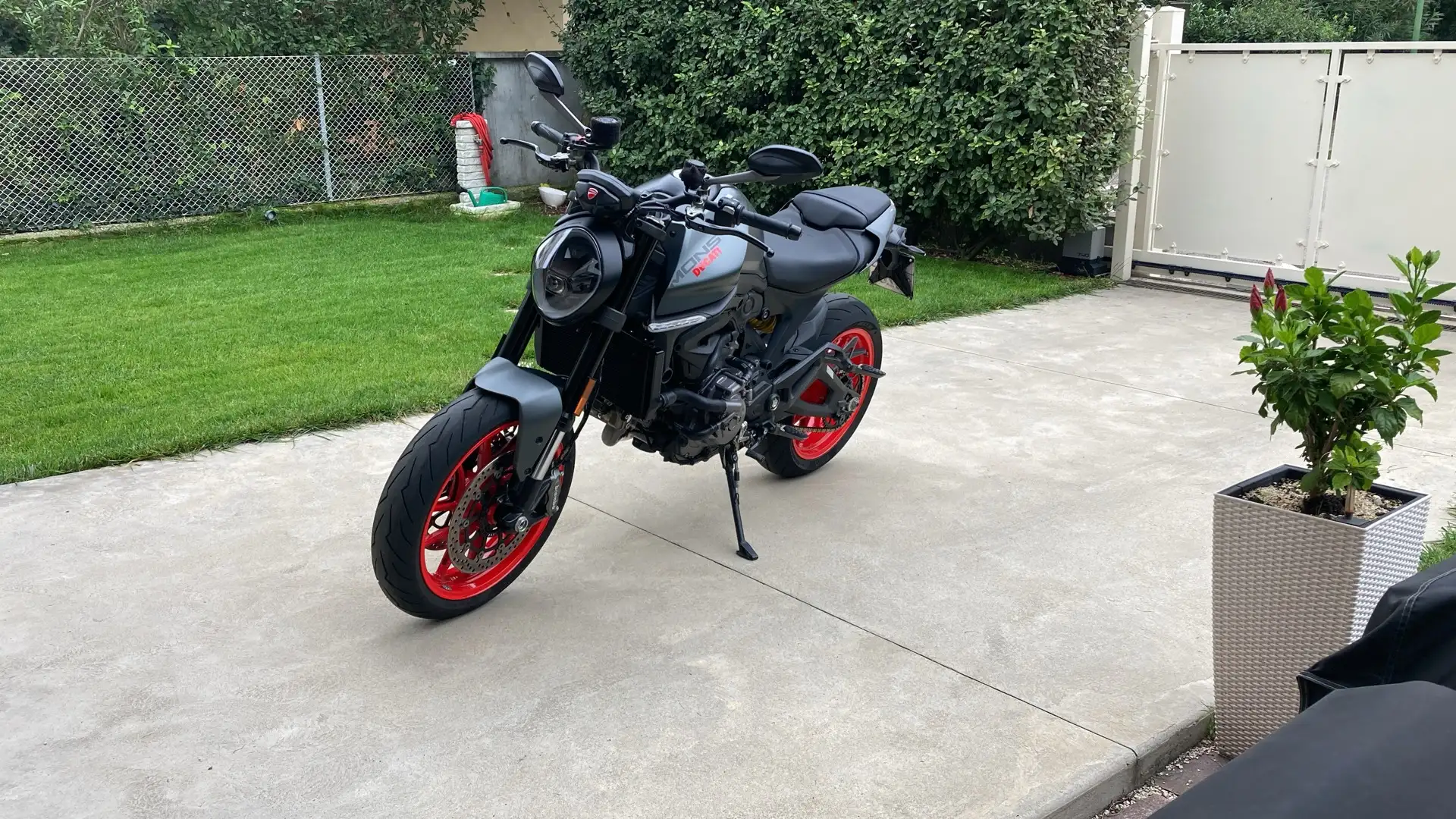 Ducati Monster 937 - 2