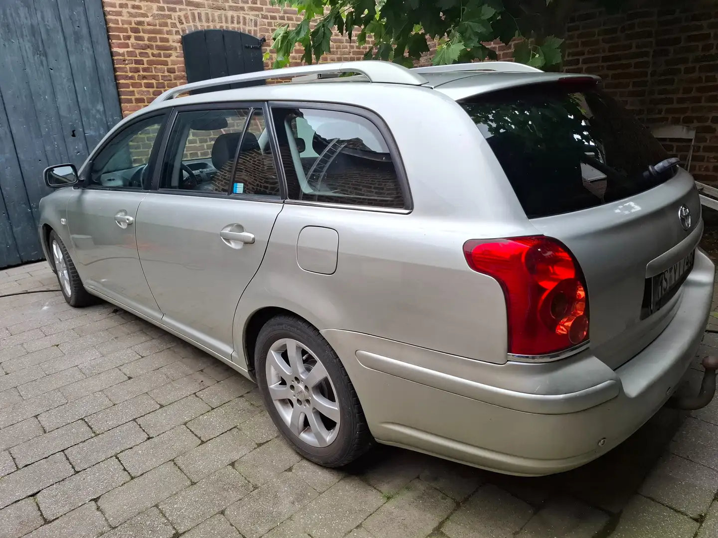 Toyota Avensis 2,4 Executive Zilver - 2