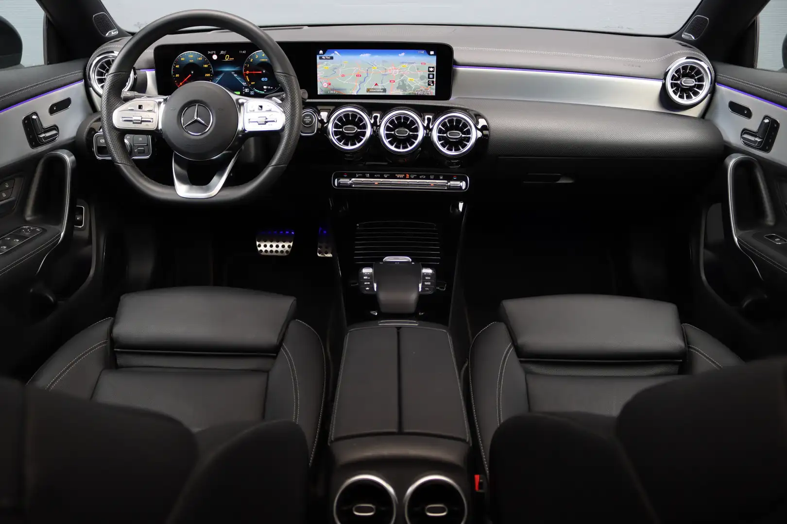 Mercedes-Benz CLA 250 e AMG Line Aut8 | Distronic+ | Panoramadak | Burme Grey - 2