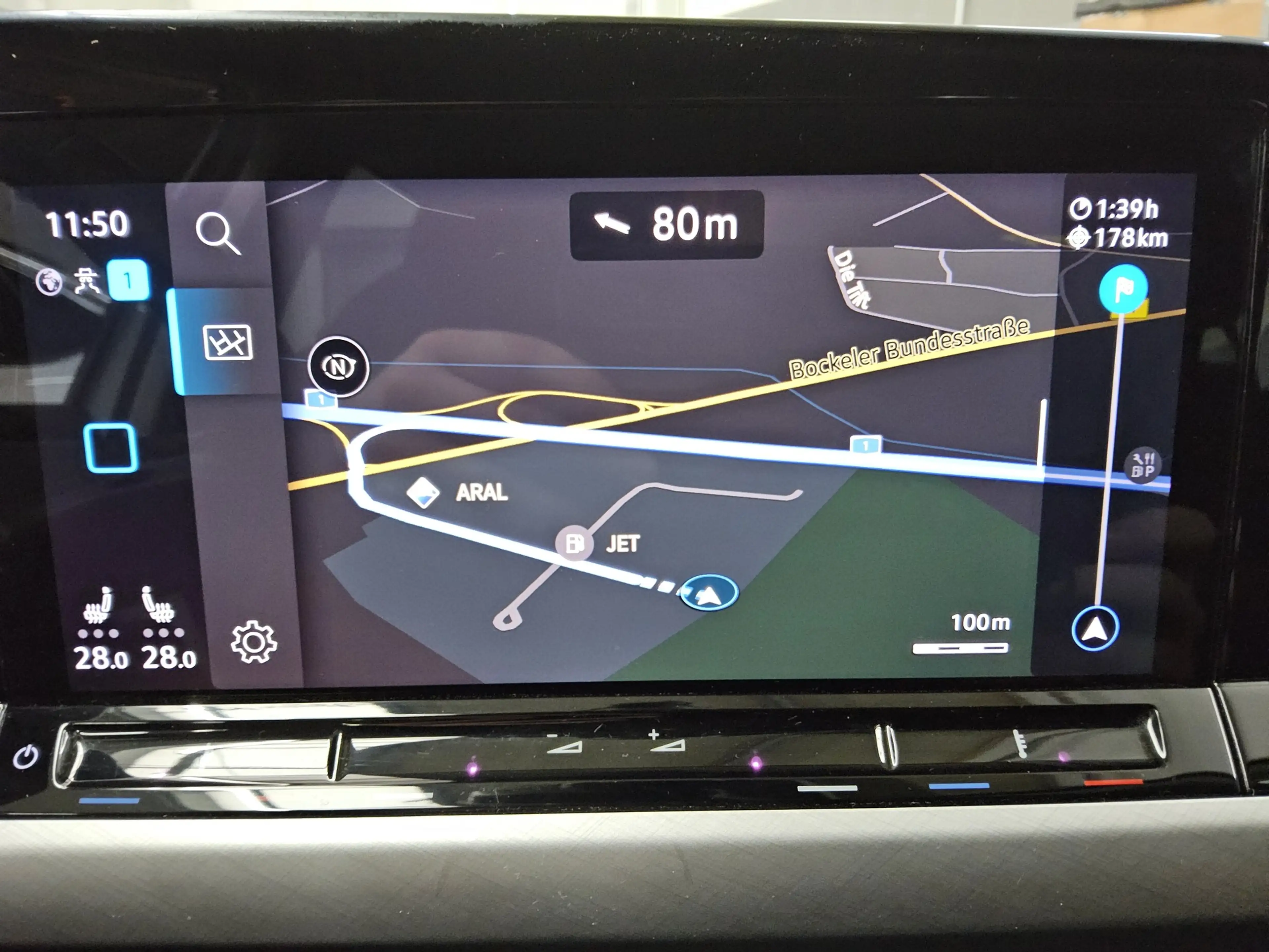 Volkswagen Golf GOLF-8 LEDER NAVI KLIMAAUT RADIO TEMPO MFL VC PDC ACC LED — photo 7