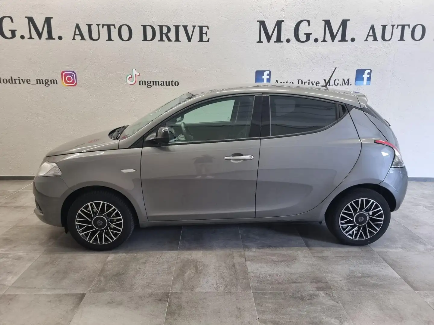 Lancia Ypsilon 1.2 69 CV 5 porte S&S Platinum Grigio - 2
