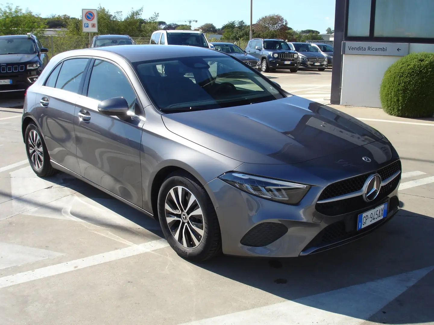 Mercedes-Benz A 180 A 180 d Advanced automatica Grau - 2