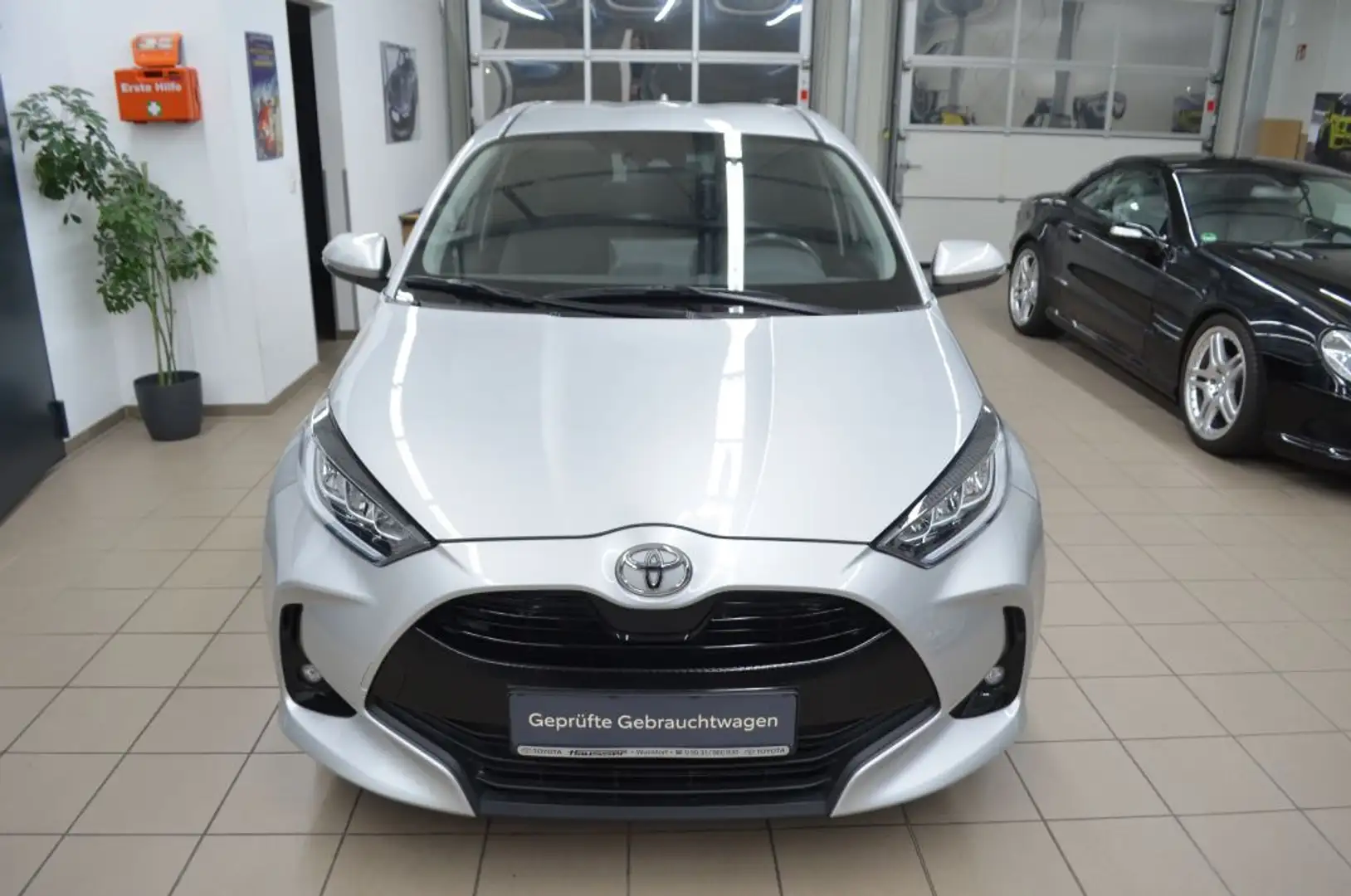 Toyota Yaris 1.5 VVT-i Comfort-Edition+ALU16+RÜCKF.CAM+ Plateado - 2