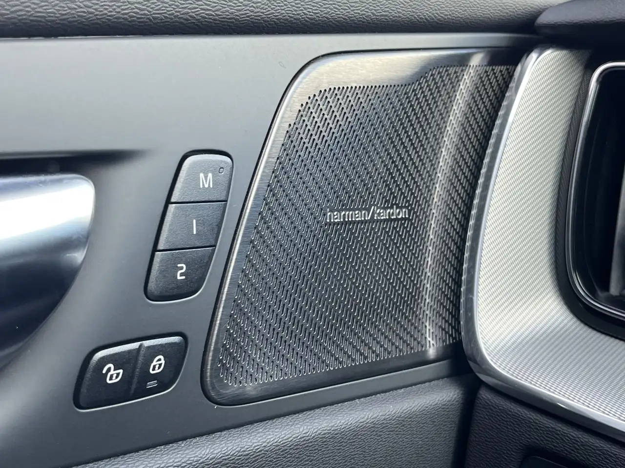 Volvo XC60 2.0 T8 Plug-in hybrid AWD Ultimate Black Edition, миниатюра 9
