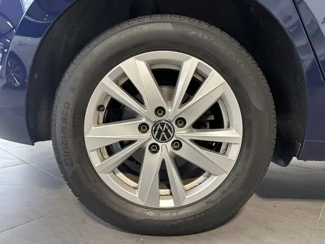 Volkswagen Touran view 3