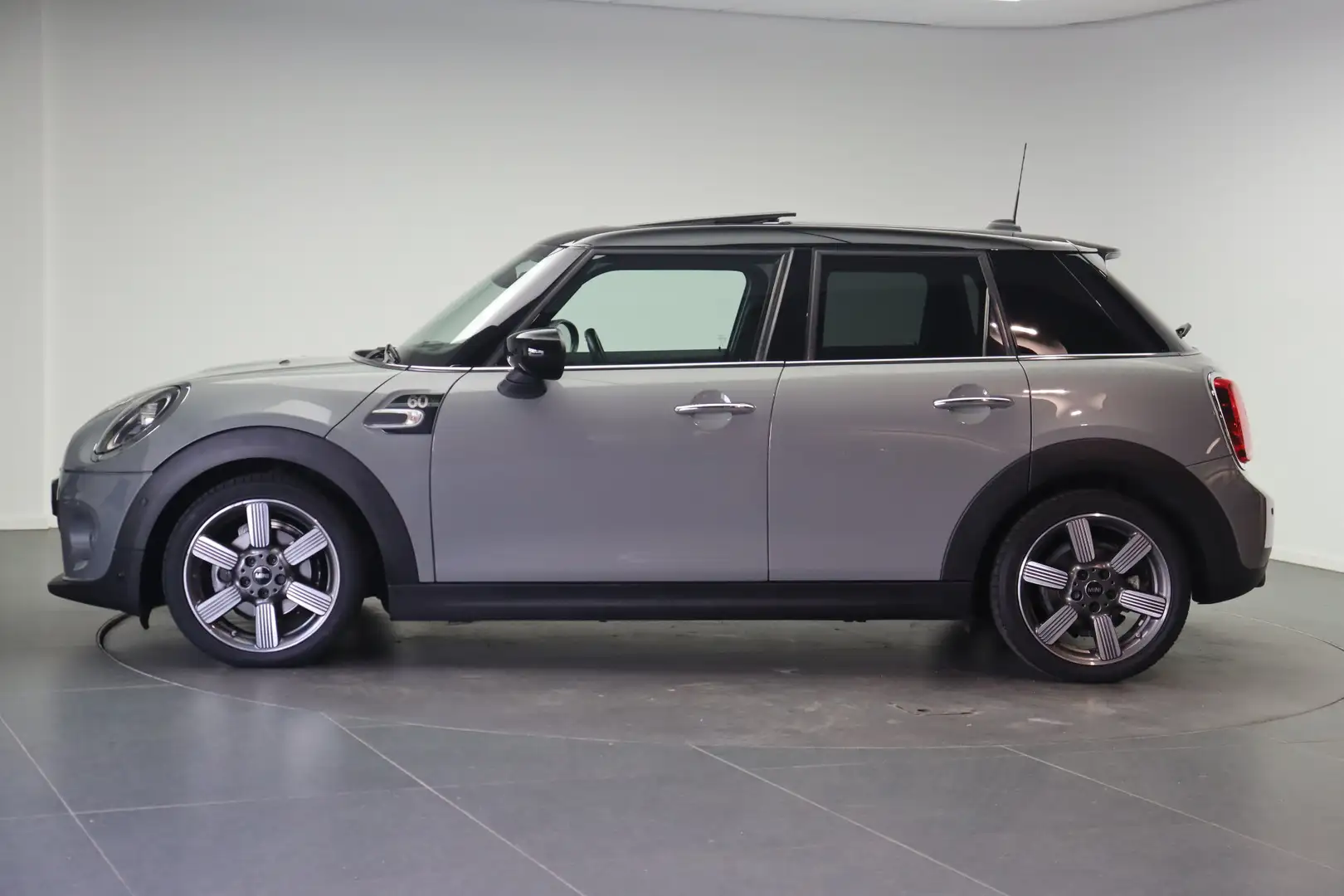 MINI Cooper Hatchback Automaat / Panoramadak / Comfortstoelen Grau - 2