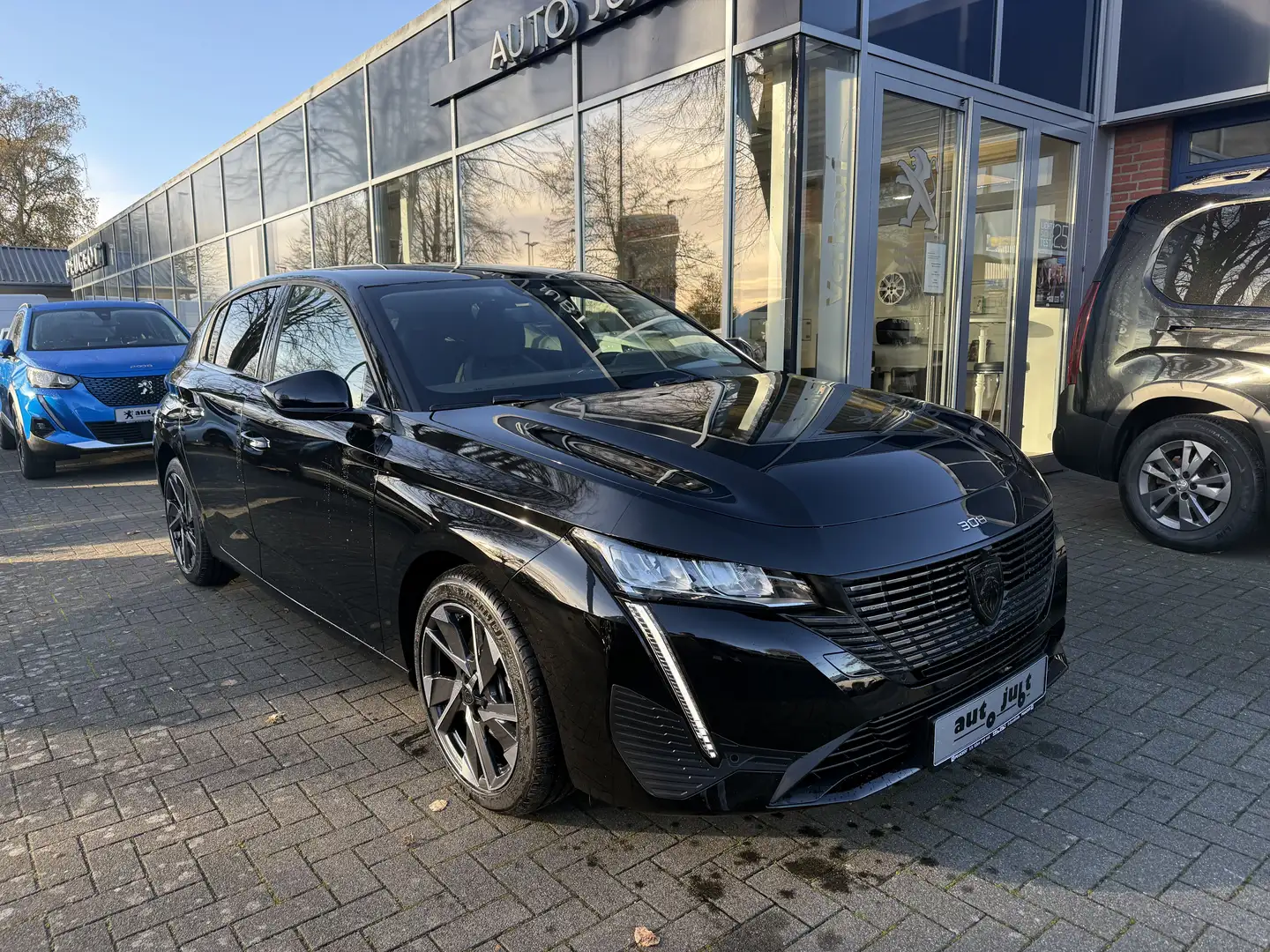 Peugeot 308 Hybrid 145 Allure Schwarz - 2