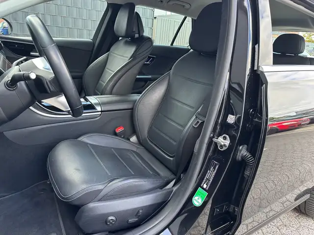 Mercedes-Benz 220 view 11