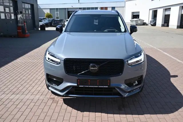 Volvo XC90 view 3