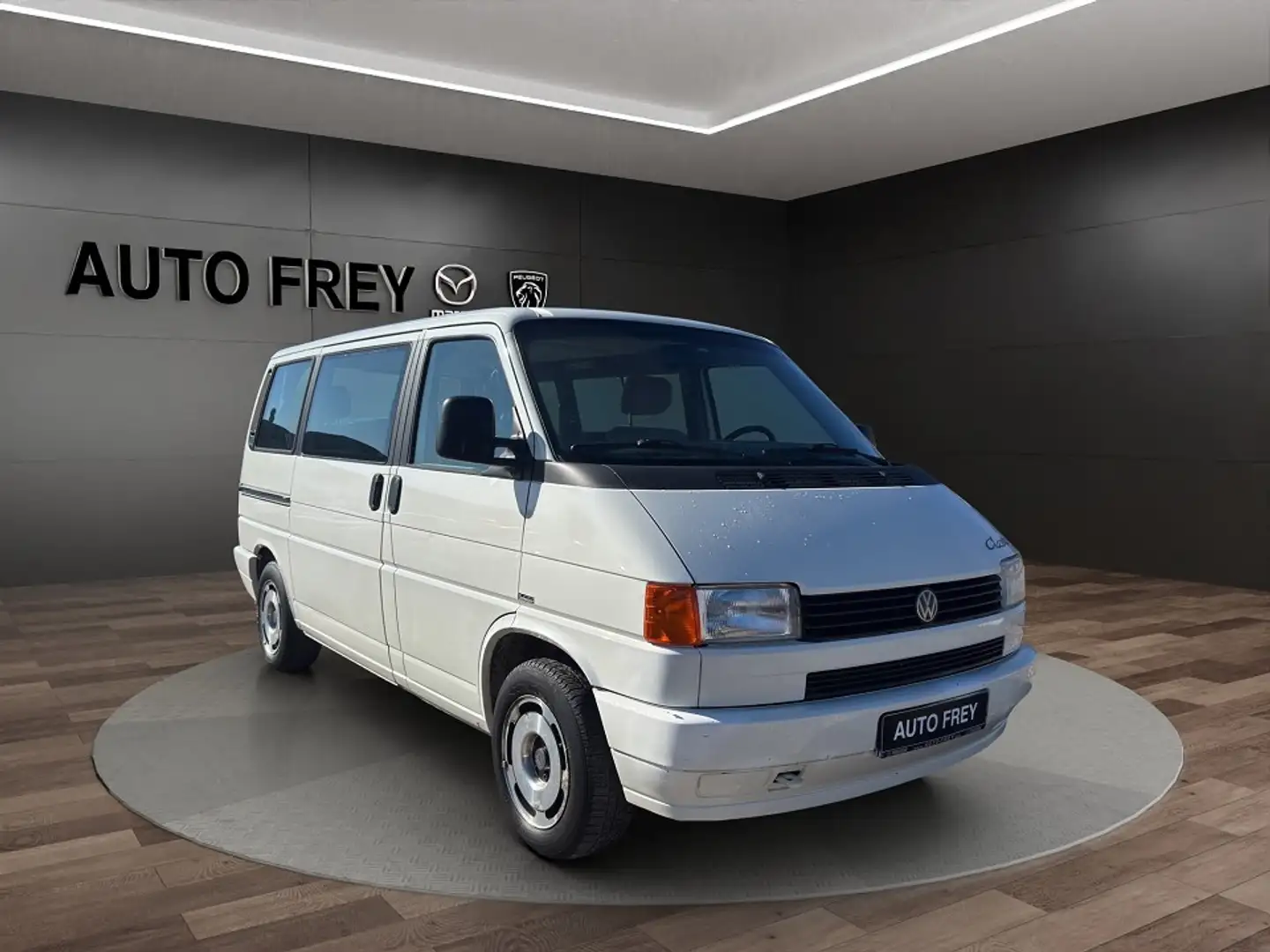 Volkswagen Multivan T4 Diesel AHK Bílá - 1