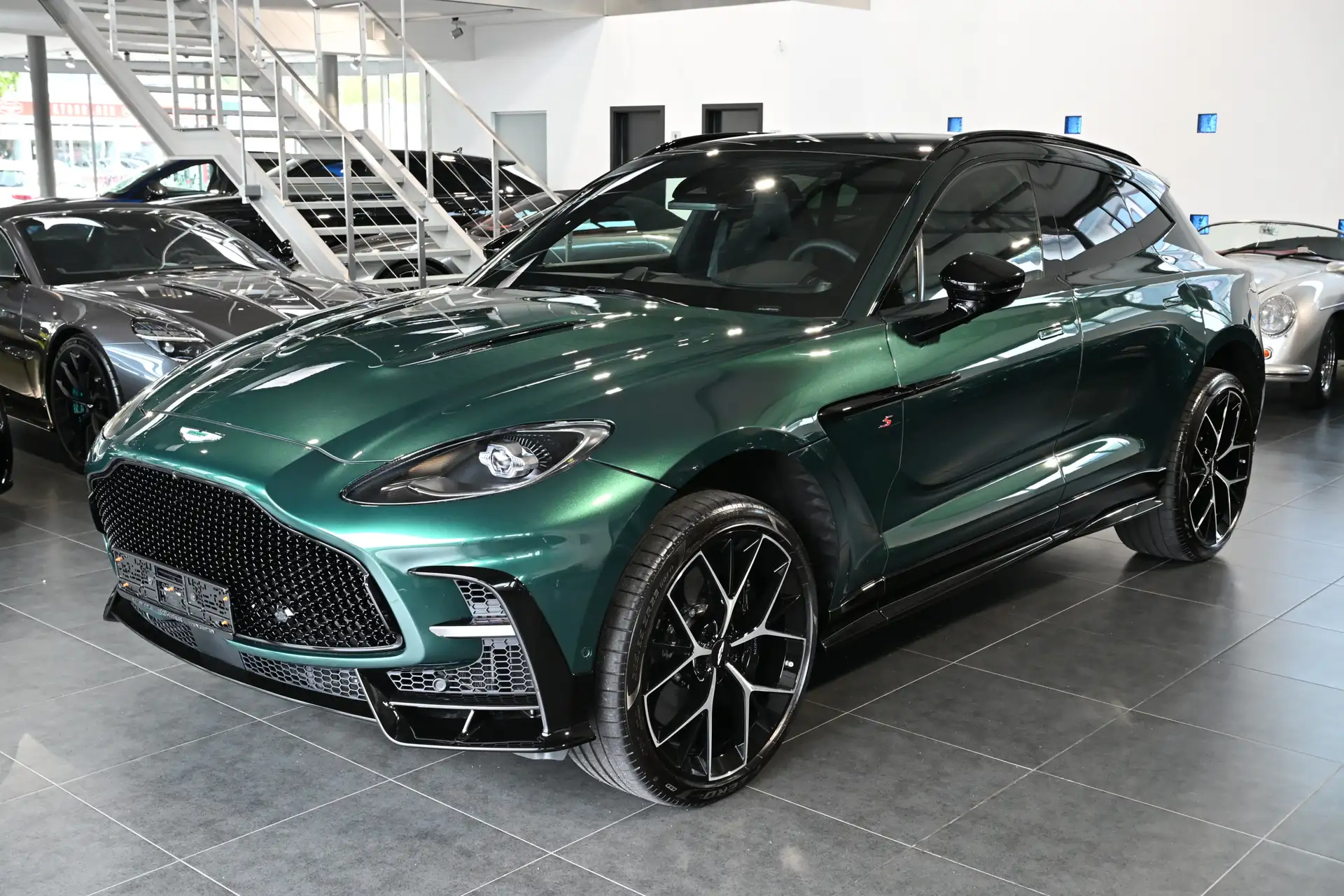 애스턴마틴 DBX 2026 네이비 사진 8