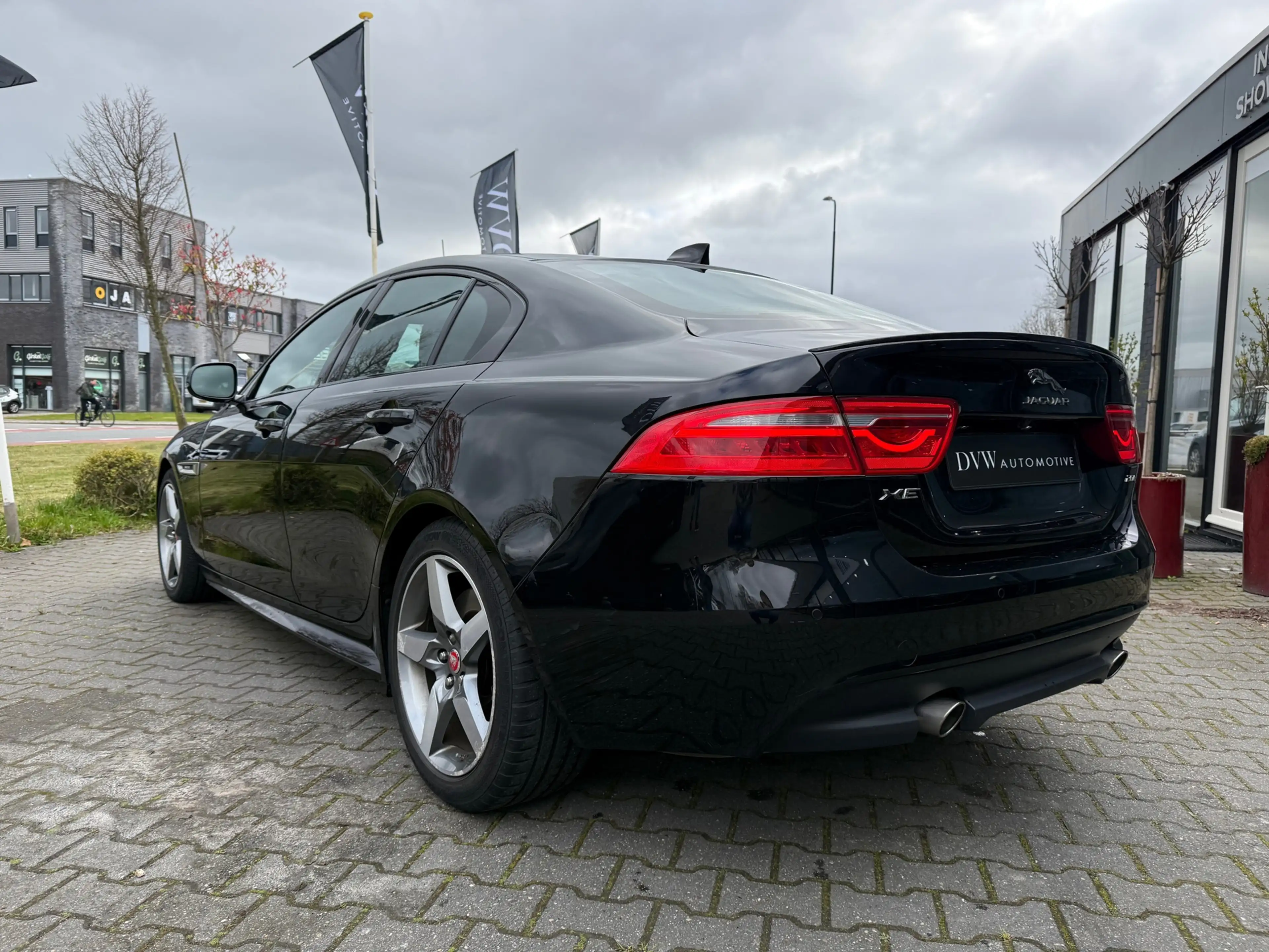 Jaguar XE 2.0 R-Sport — photo 2