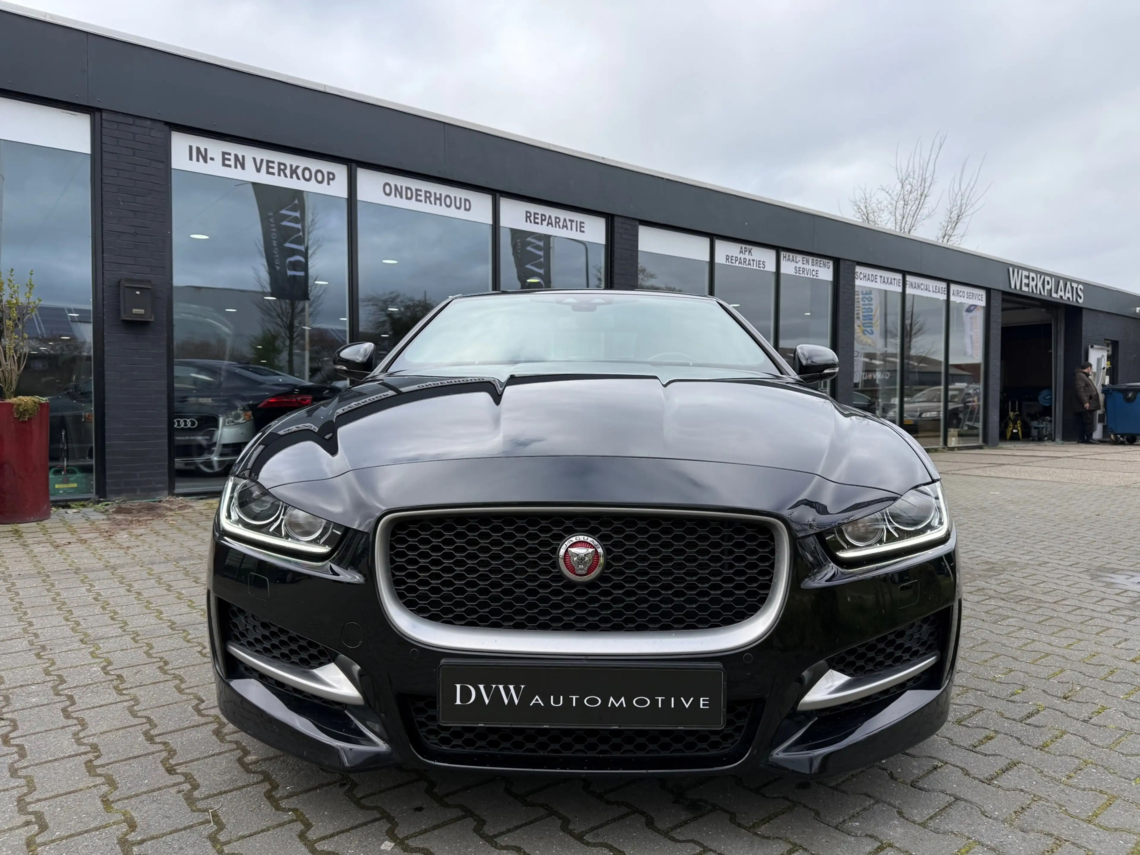 Jaguar XE 2.0 R-Sport — photo 6