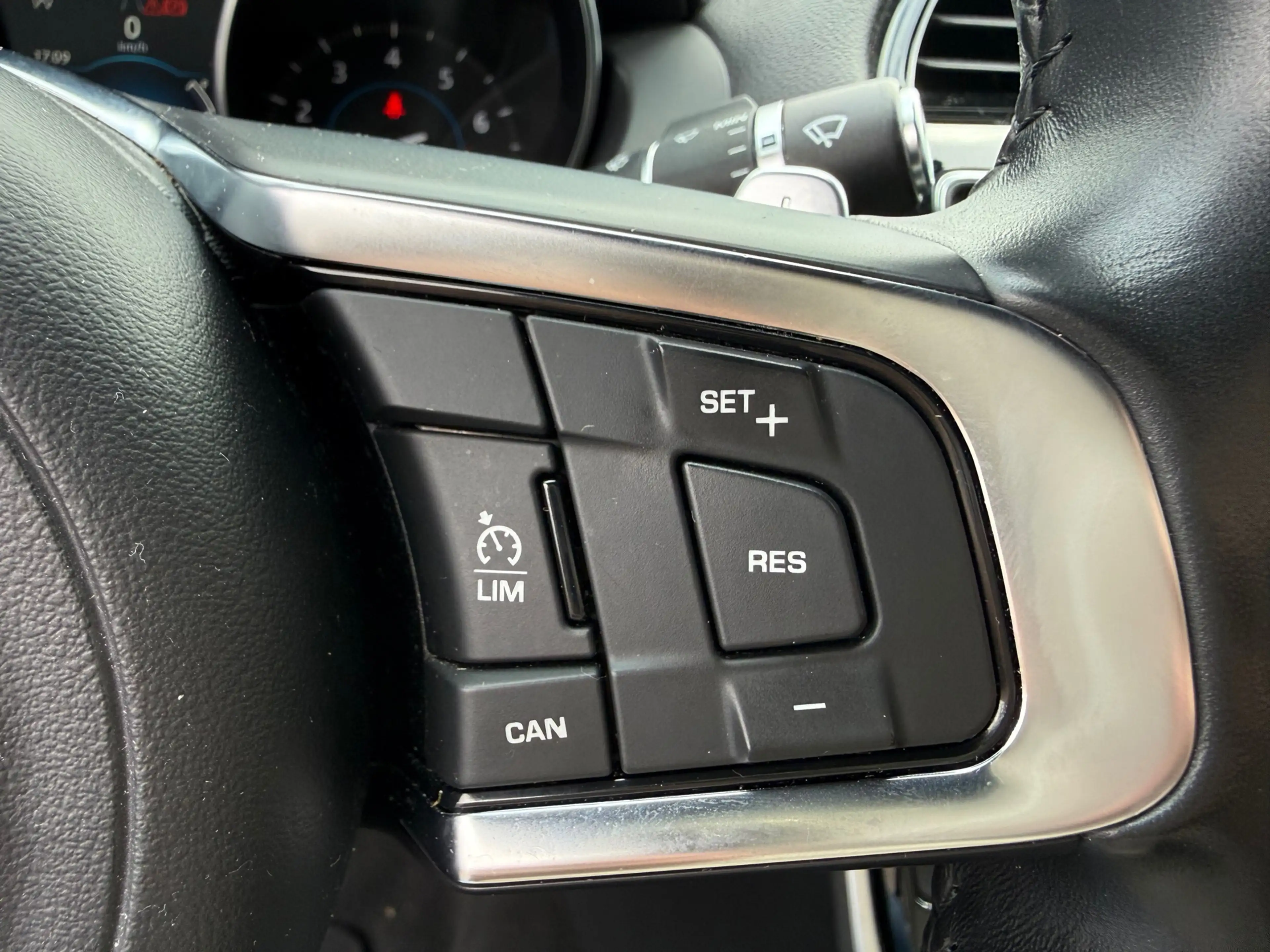 Jaguar XE 2.0 R-Sport — photo 10