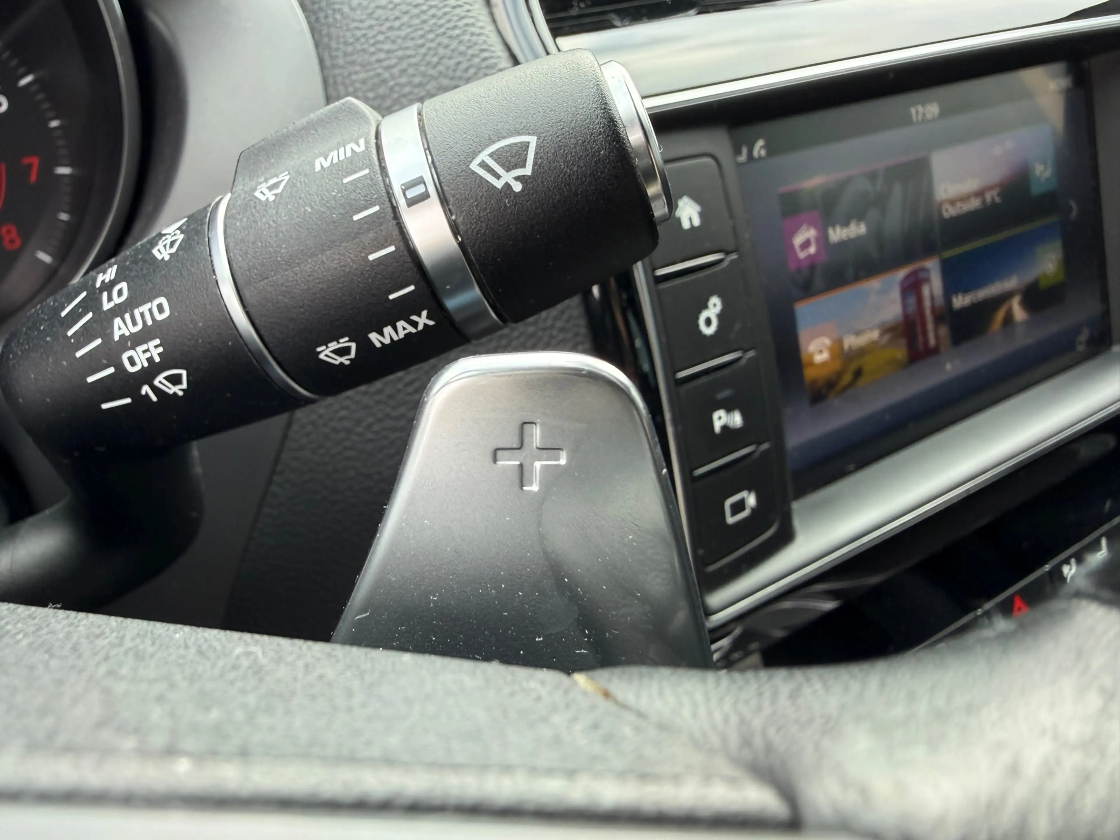 Jaguar XE 2.0 R-Sport — photo 11