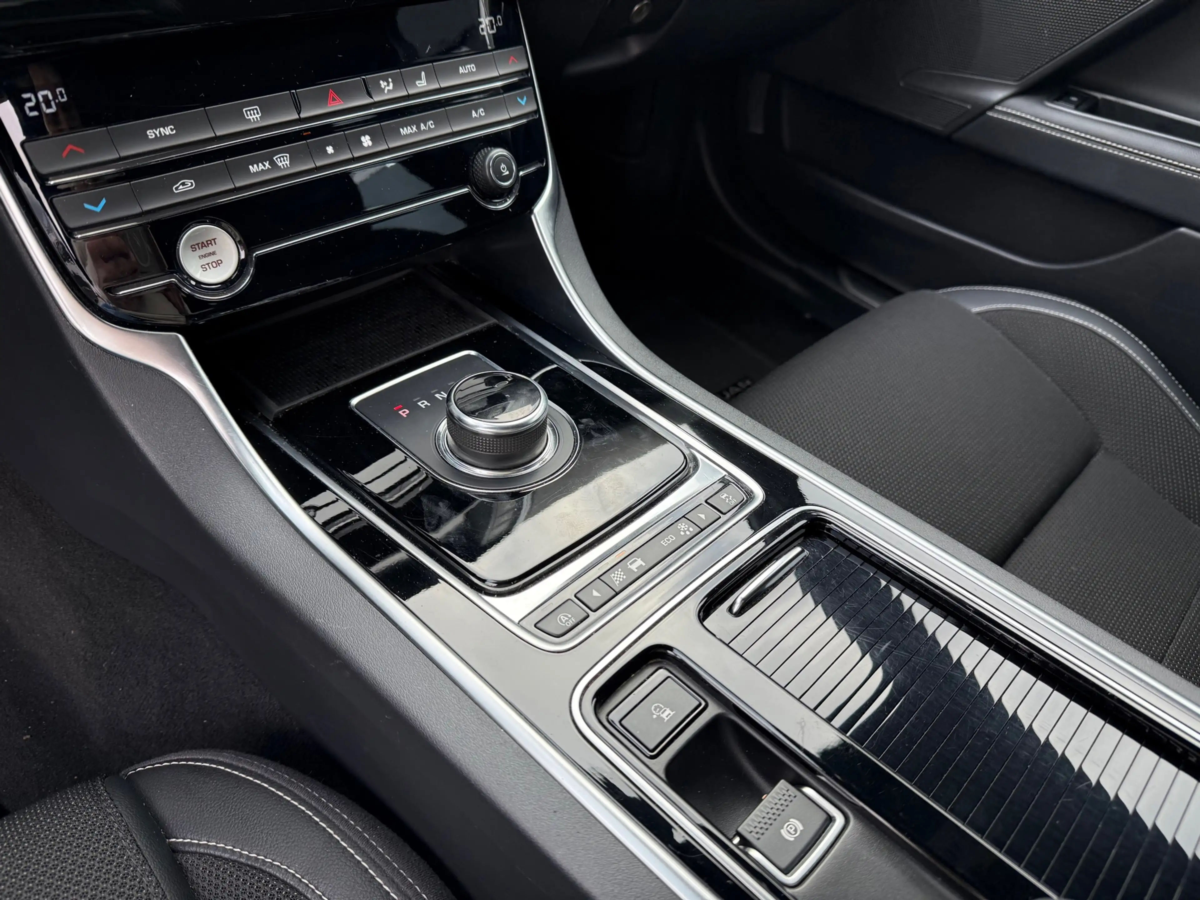 Jaguar XE 2.0 R-Sport — photo 13