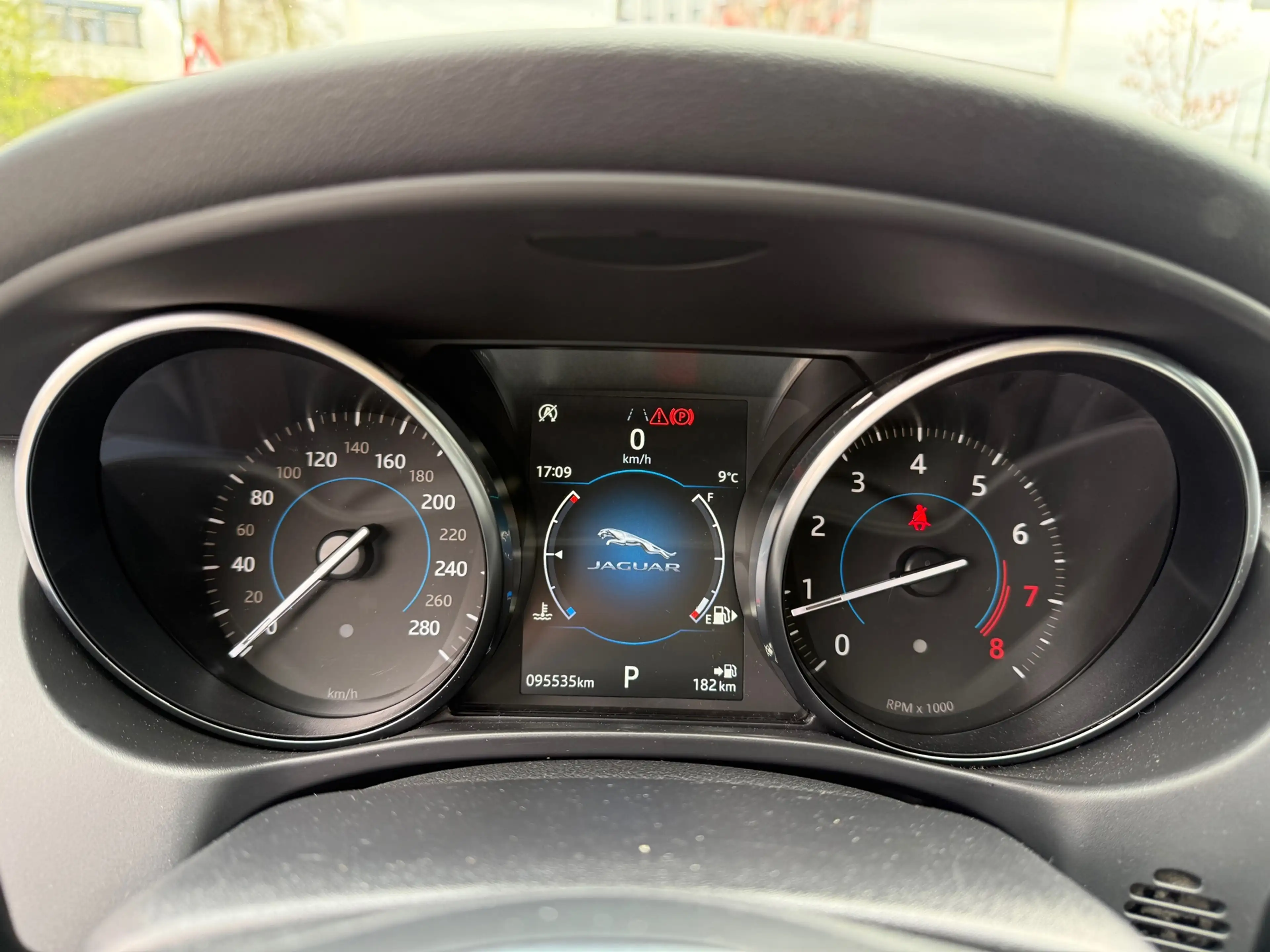 Jaguar XE 2.0 R-Sport — photo 12