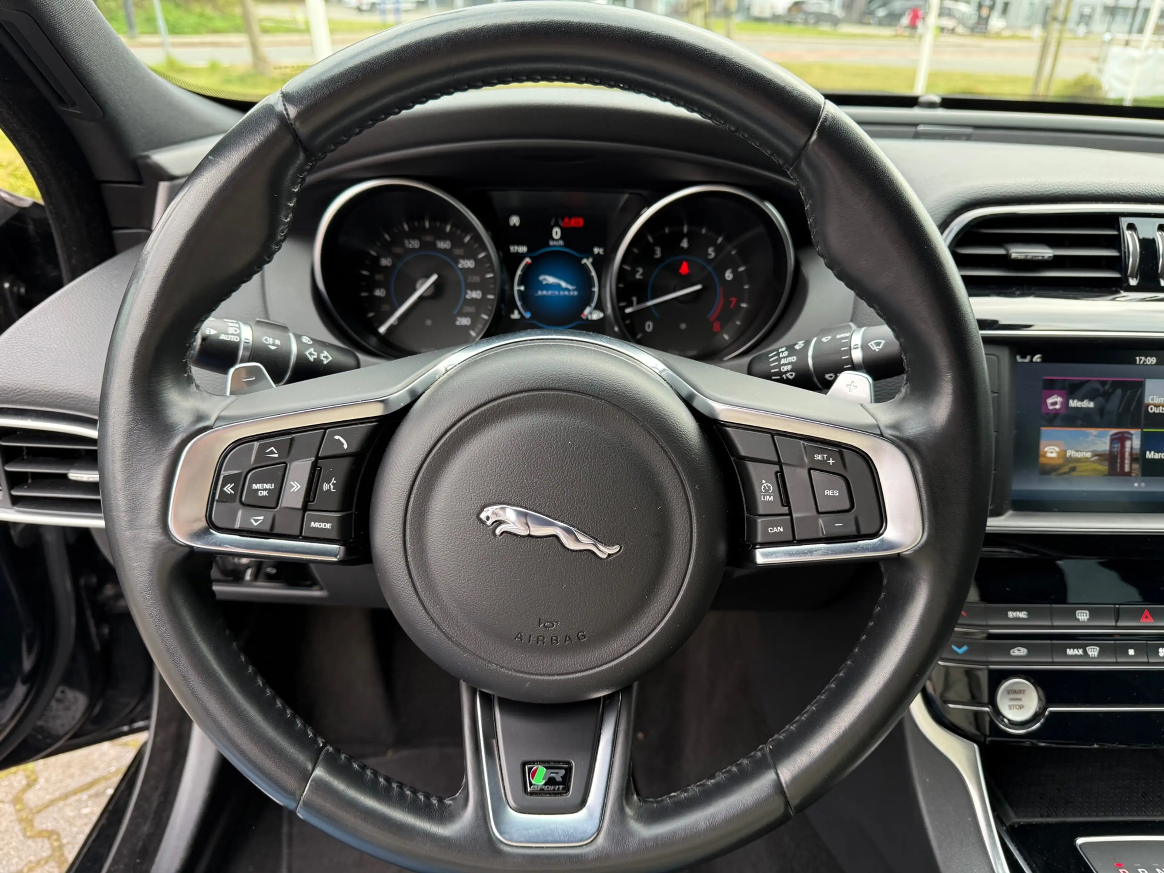 Jaguar XE 2.0 R-Sport — photo 9