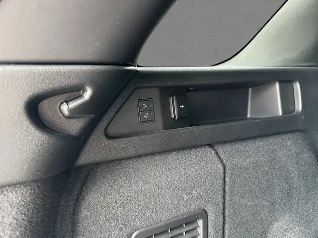Land Rover Discovery Sport view 10