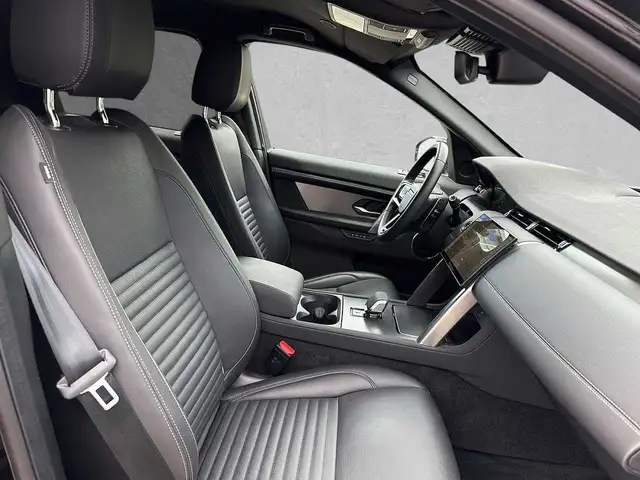 Land Rover Discovery Sport view 3