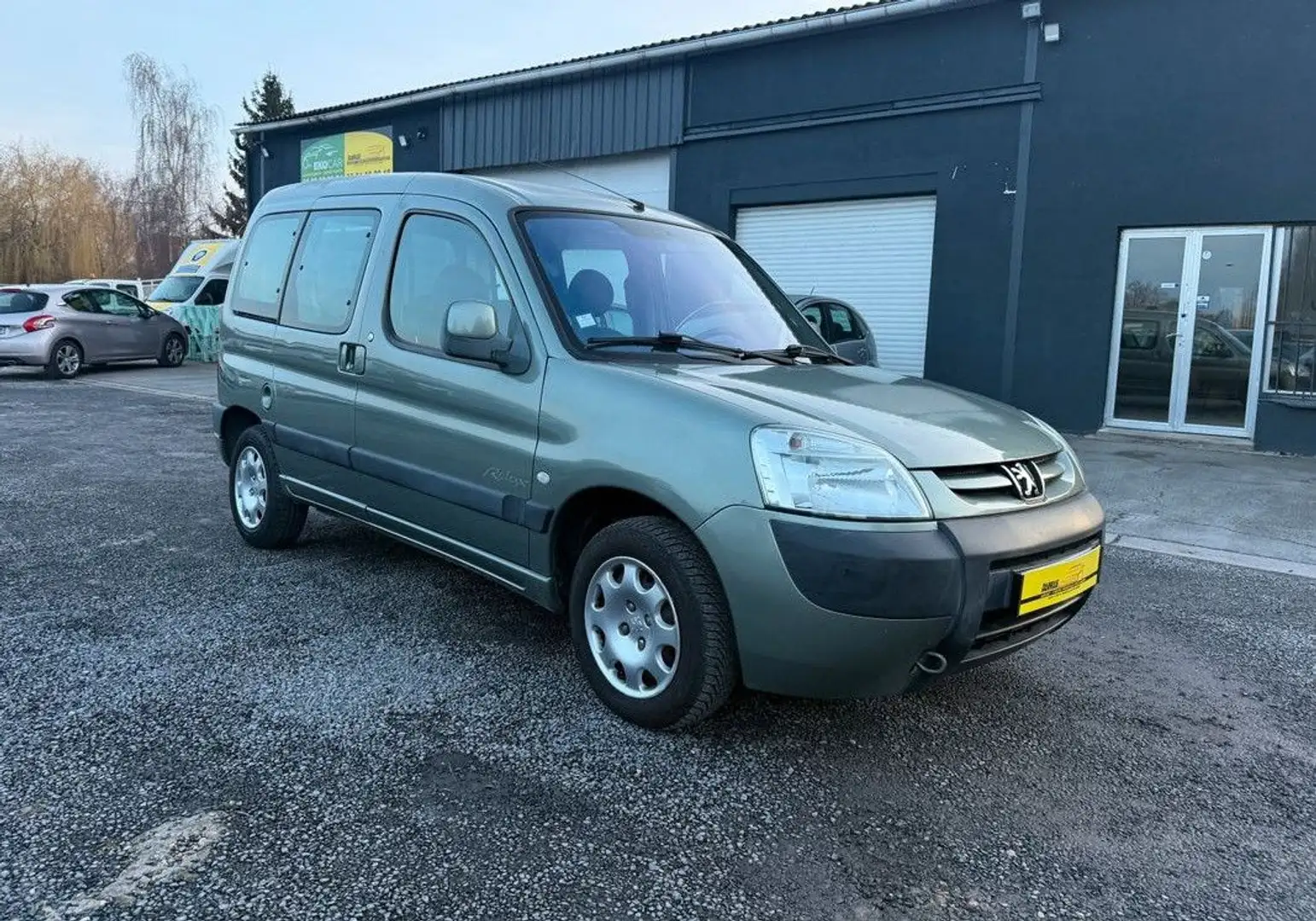 Peugeot Partner 1l4 essence. 75 chx xt édition Relax Vert - 1